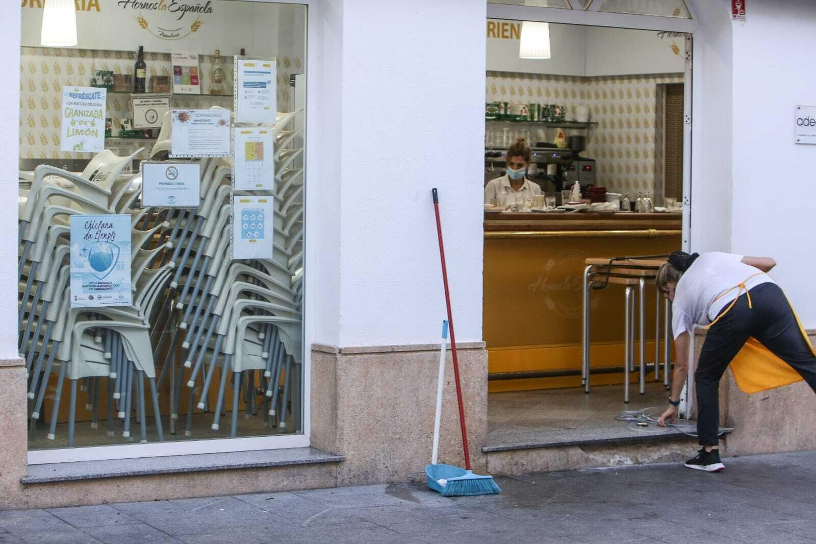 Imágenes de la primera jornada de cierres en bares y comercios de Chiclana
