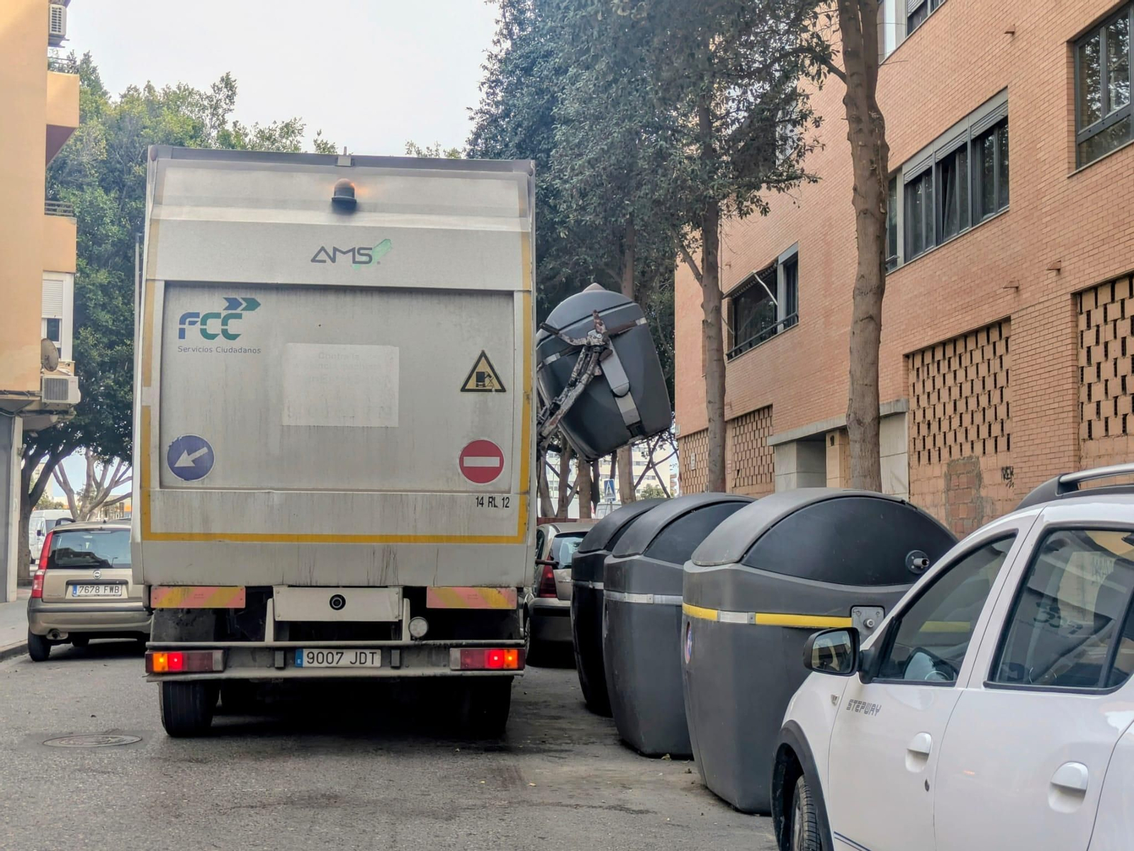 Un camión recoge la ‘basura marrón’ en El Zapillo.