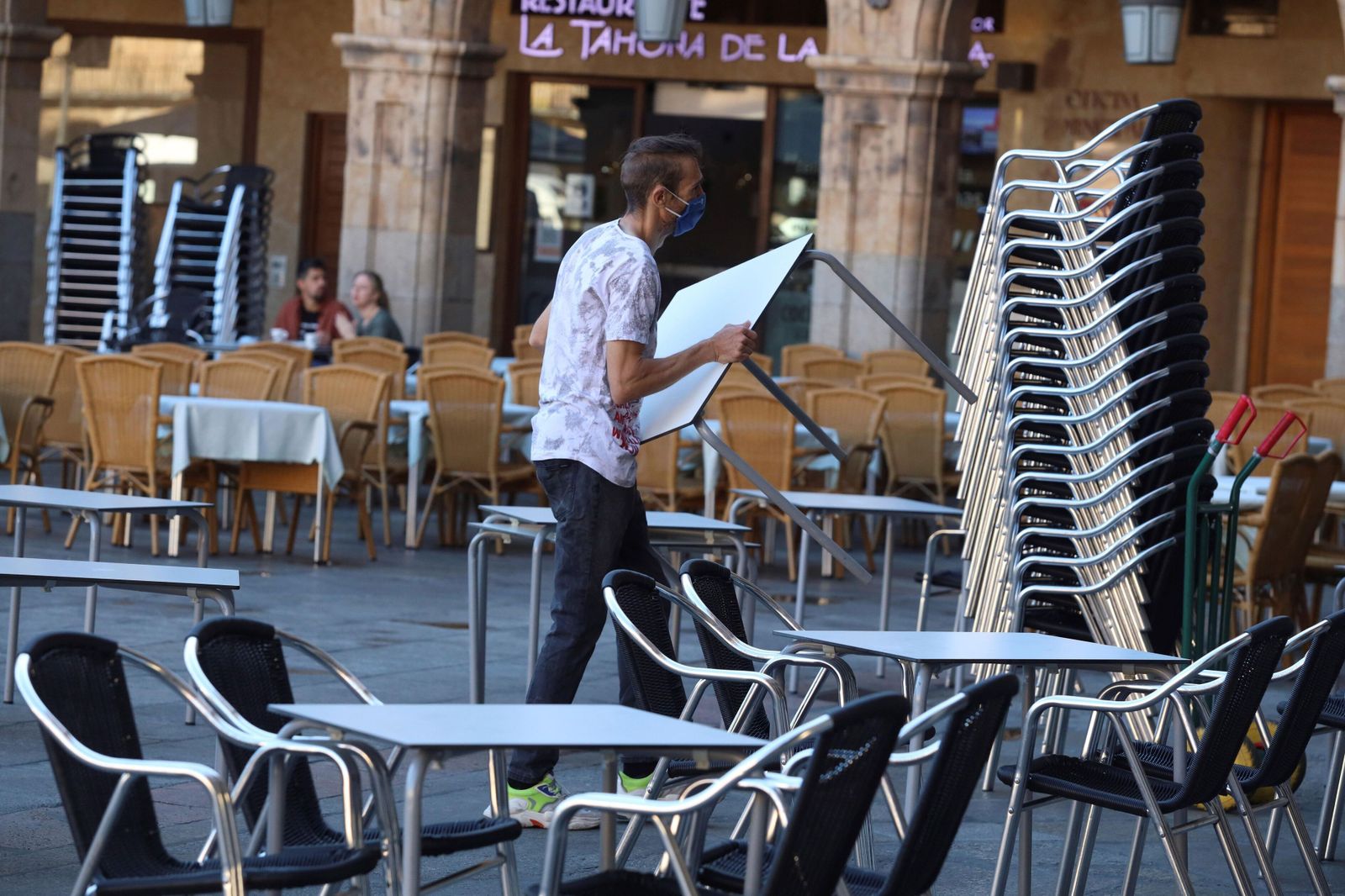 Un trabajador prepara la terraza de uno de los establecimientos en la plaza Mayor de Salamanca