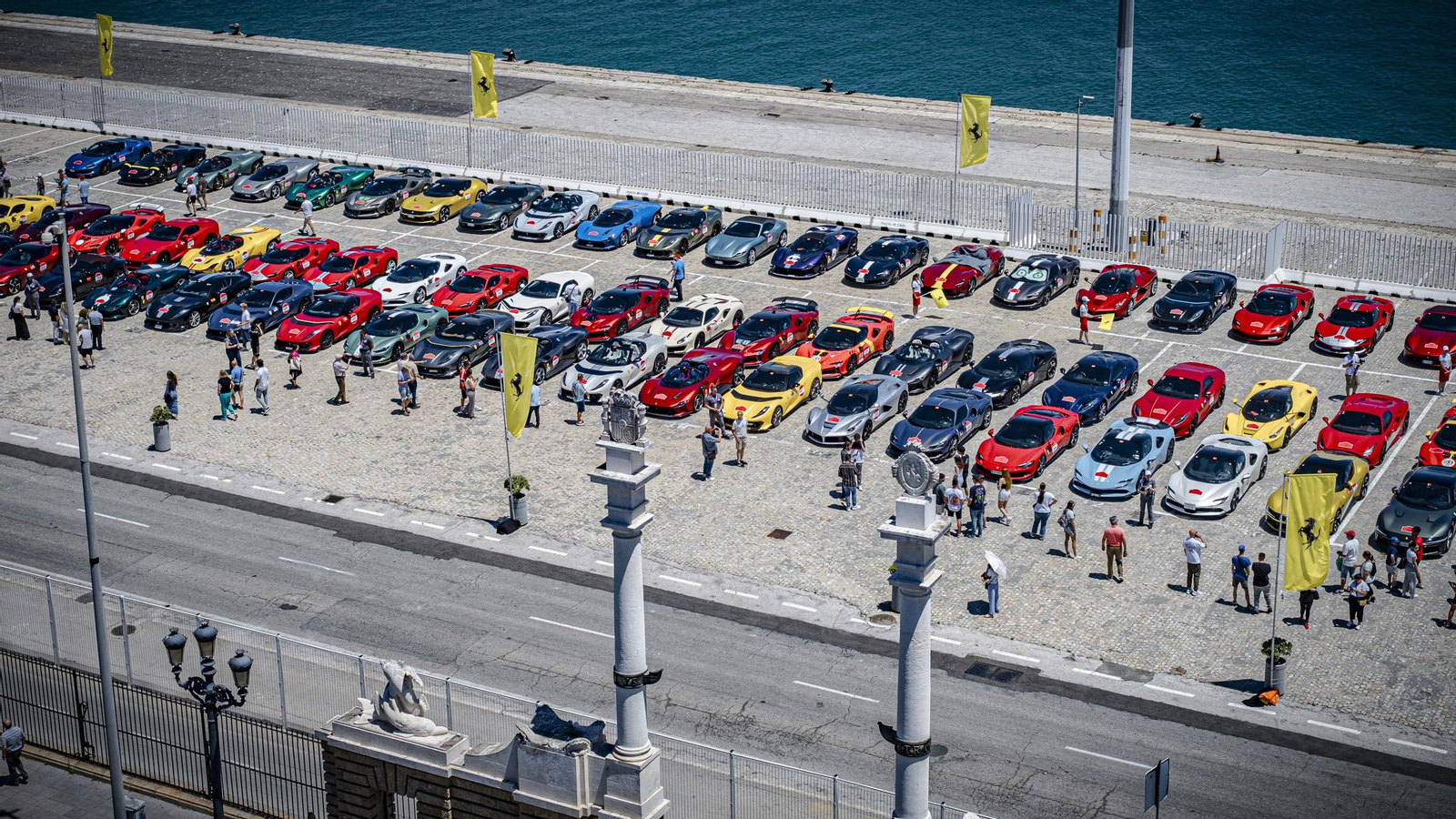 Las imágenes de la concentración de coches Ferrari en Cádiz
