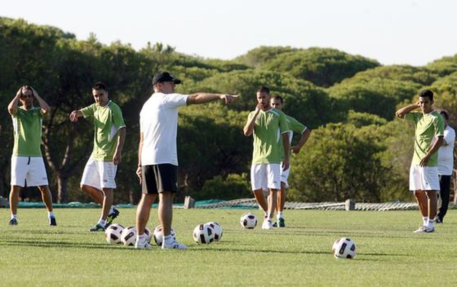 Los jugadores reciben indicaciones de Pepe Mel.

Foto: Espínola