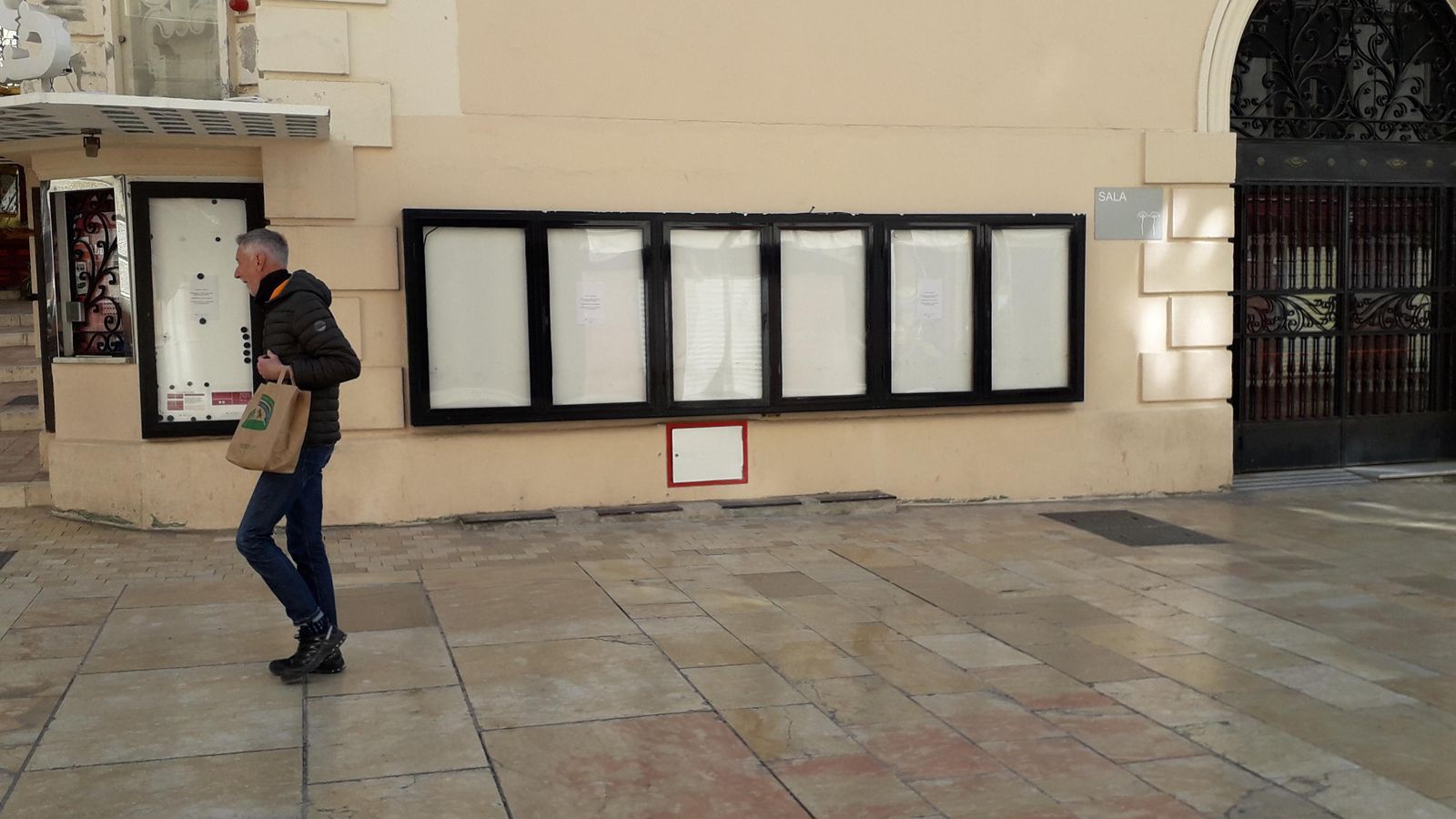 El Cine Albéniz, sin carteleras.