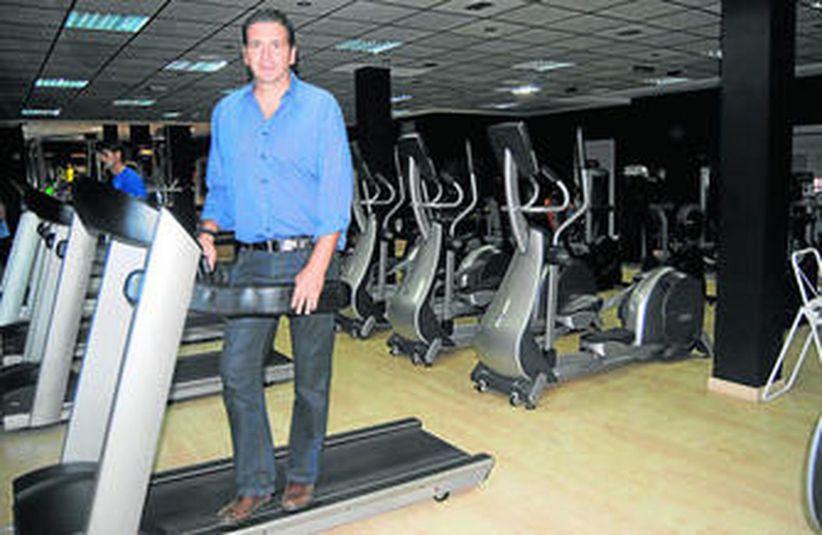 Javier Lamarca, encima de una de las máquinas de correr de su gimnasio: 'Gym Tonic'.
