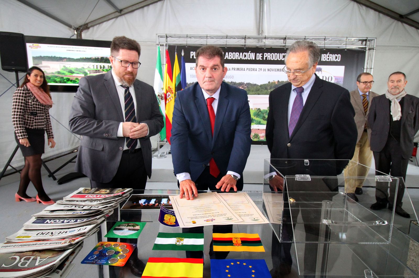 Imágenes de la colocación de la primera piedra de la planta de ElPozo en Jabugo.