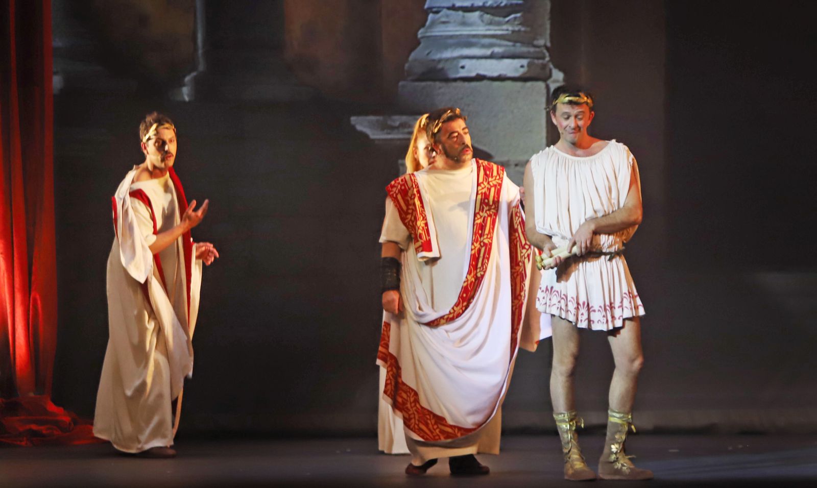 Agustín Jiménez, en el centro,  que encabeza esta producción de Yllana, durante su representación