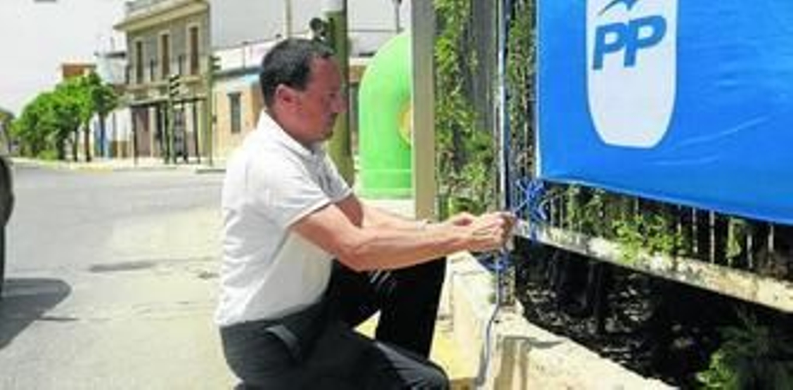 El candidato coloca una pancarta en la Avenida de la Libertad.