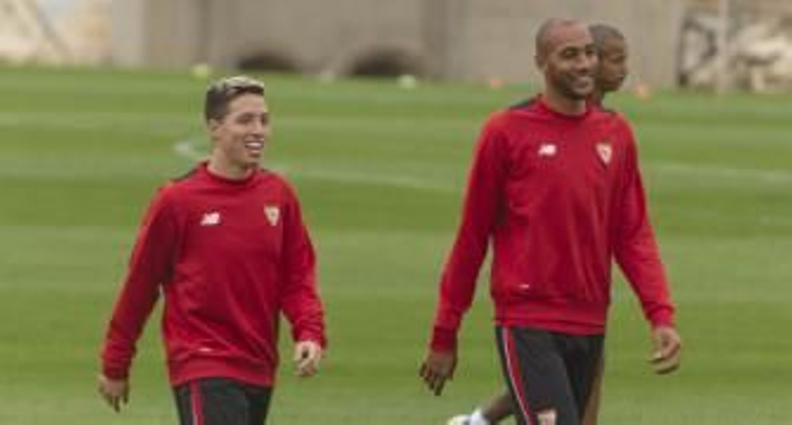 Nasri y N'Zonzi, sonrientes, durante la vuelta a los entrenamientos del equipo. / Víctor Rodríguez
