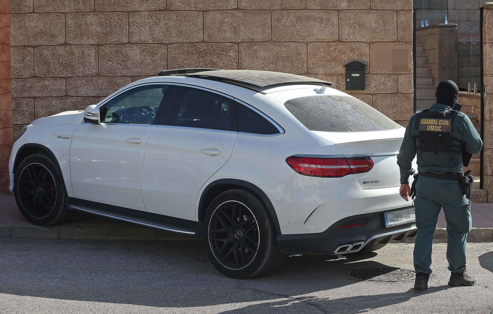 Fotos del registro de la Guardia Civil en Santa Margarita en La Línea