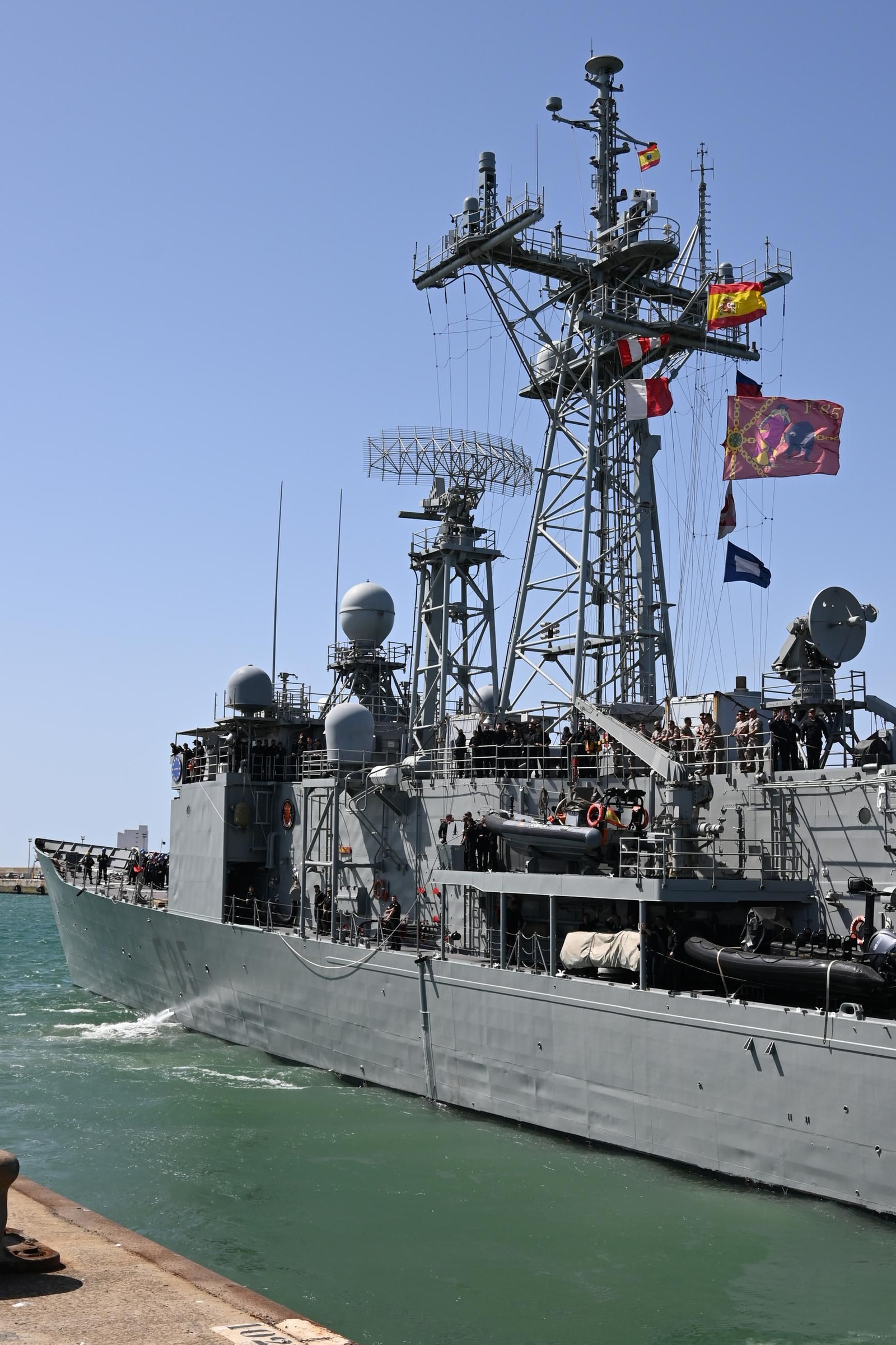 Las imágenes de la despedida de la fragata 'Navarra' de la Armada en la Base de Rota