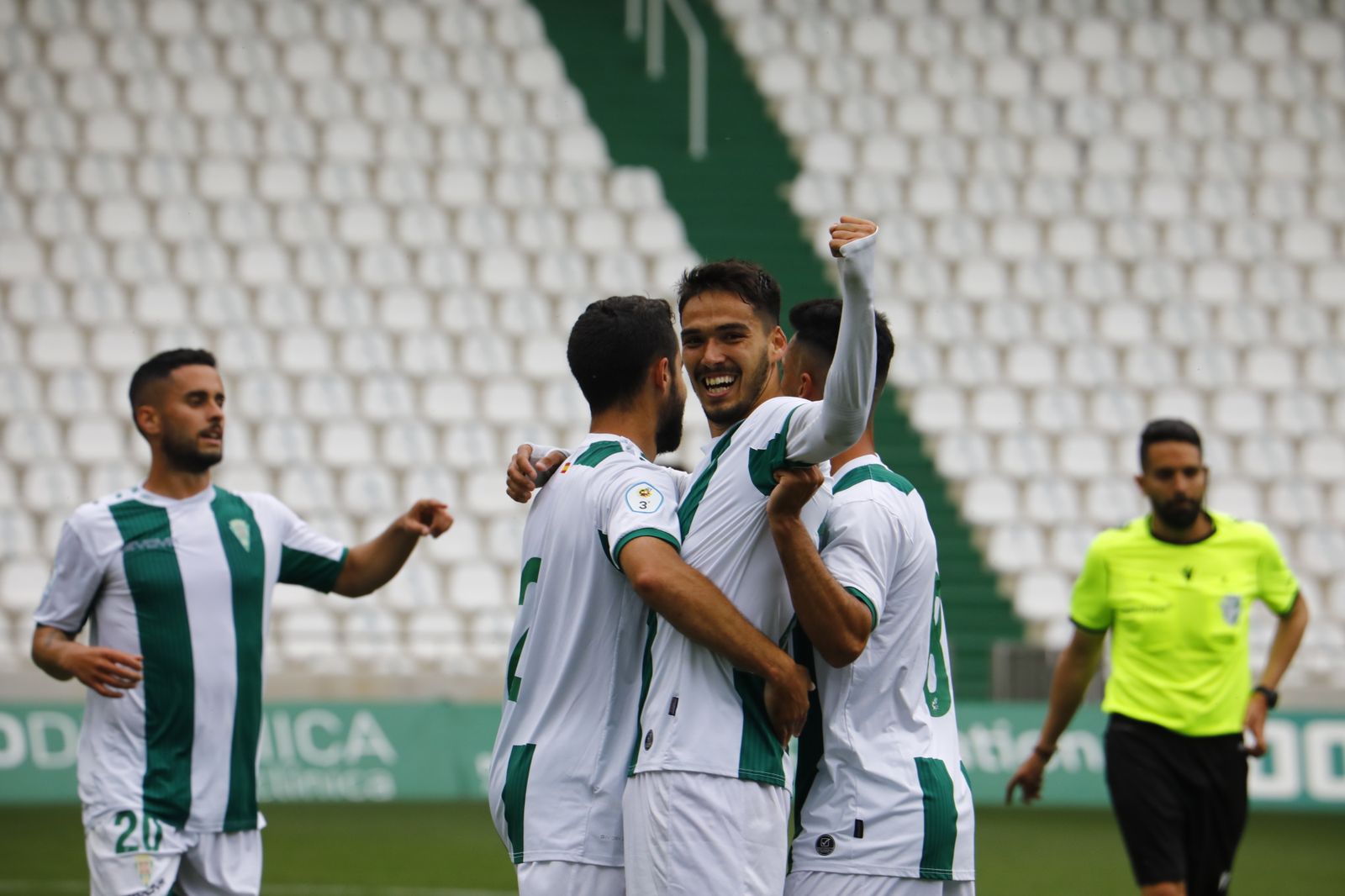 Diego Domínguez celebra su primer gol al Rota con Moyano, Núñez y Diego García.