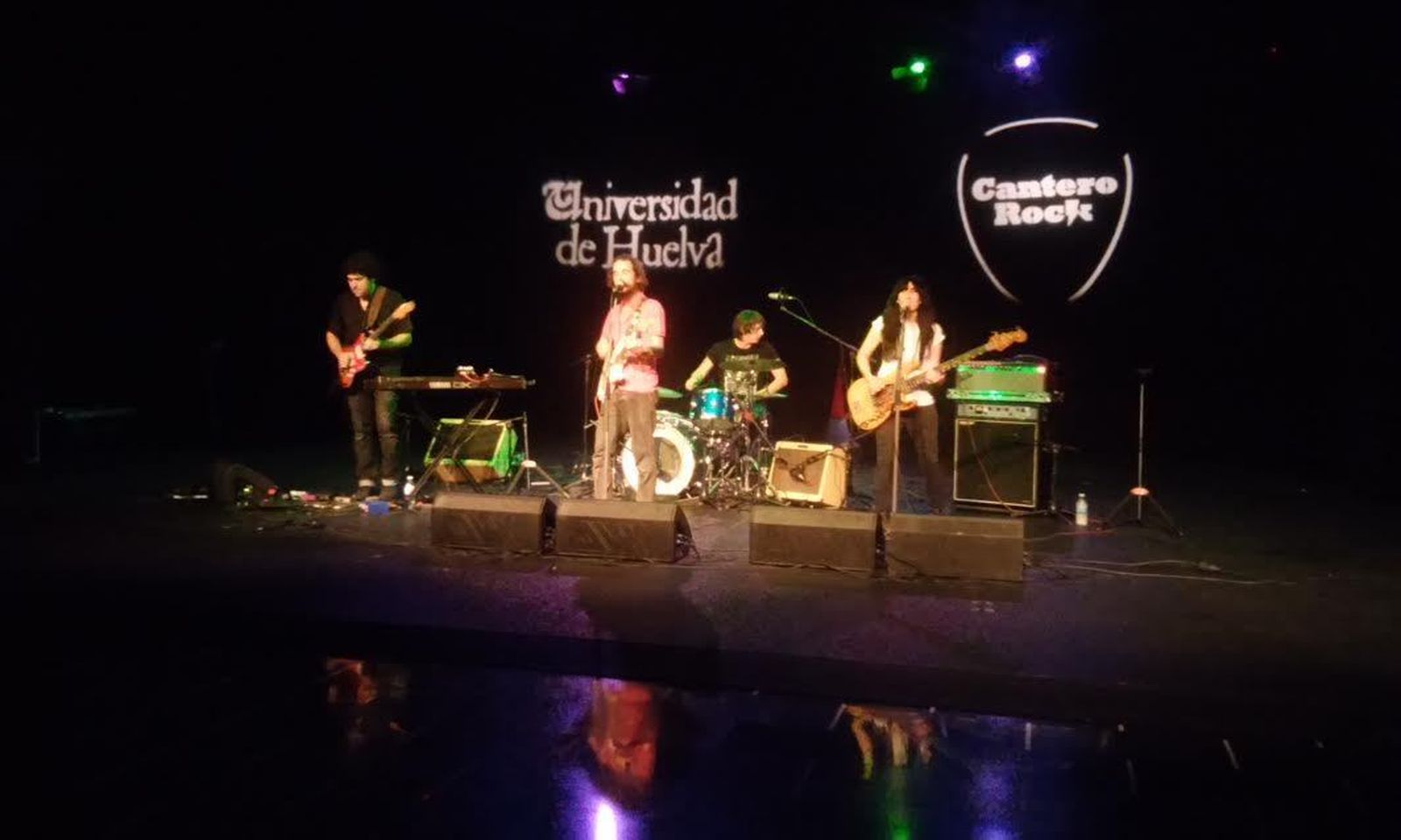 Dos momentos del concierto de Bigott en las Cocheras del Puerto.