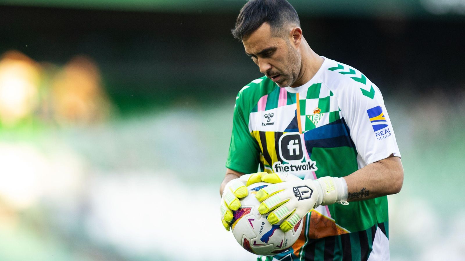 Claudio Bravo, en el calentamiento de un partido. Claudio Bravo, en el calentamiento de un partido.