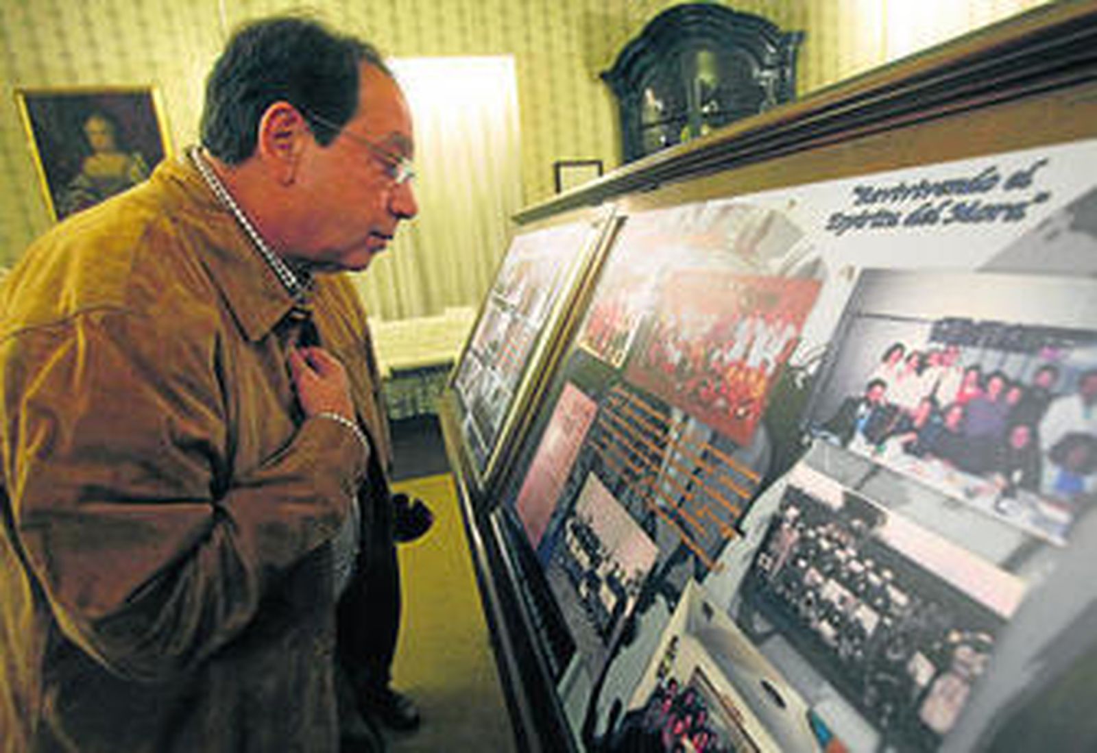 La exposición está compuesta por varios paneles con fotos que recogen distintos momentos que se vivieron en el hospital.