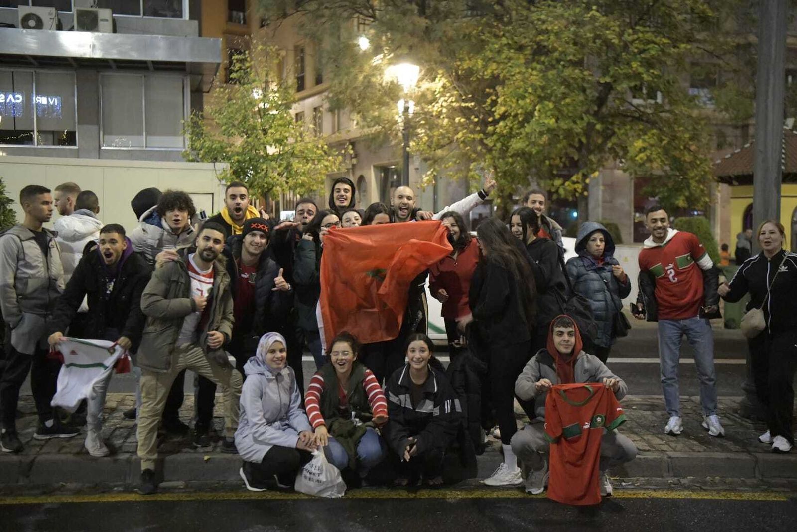 La afición marroquí continúa celebrando la victoria de su equipo
