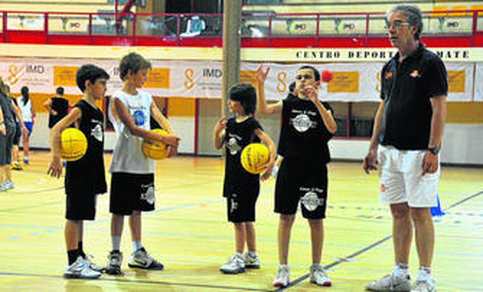 Pepe Carrión enseña a unos niños en un reciente campus Attack celebrado en el pabellón hispalense de Amate hace unos meses.