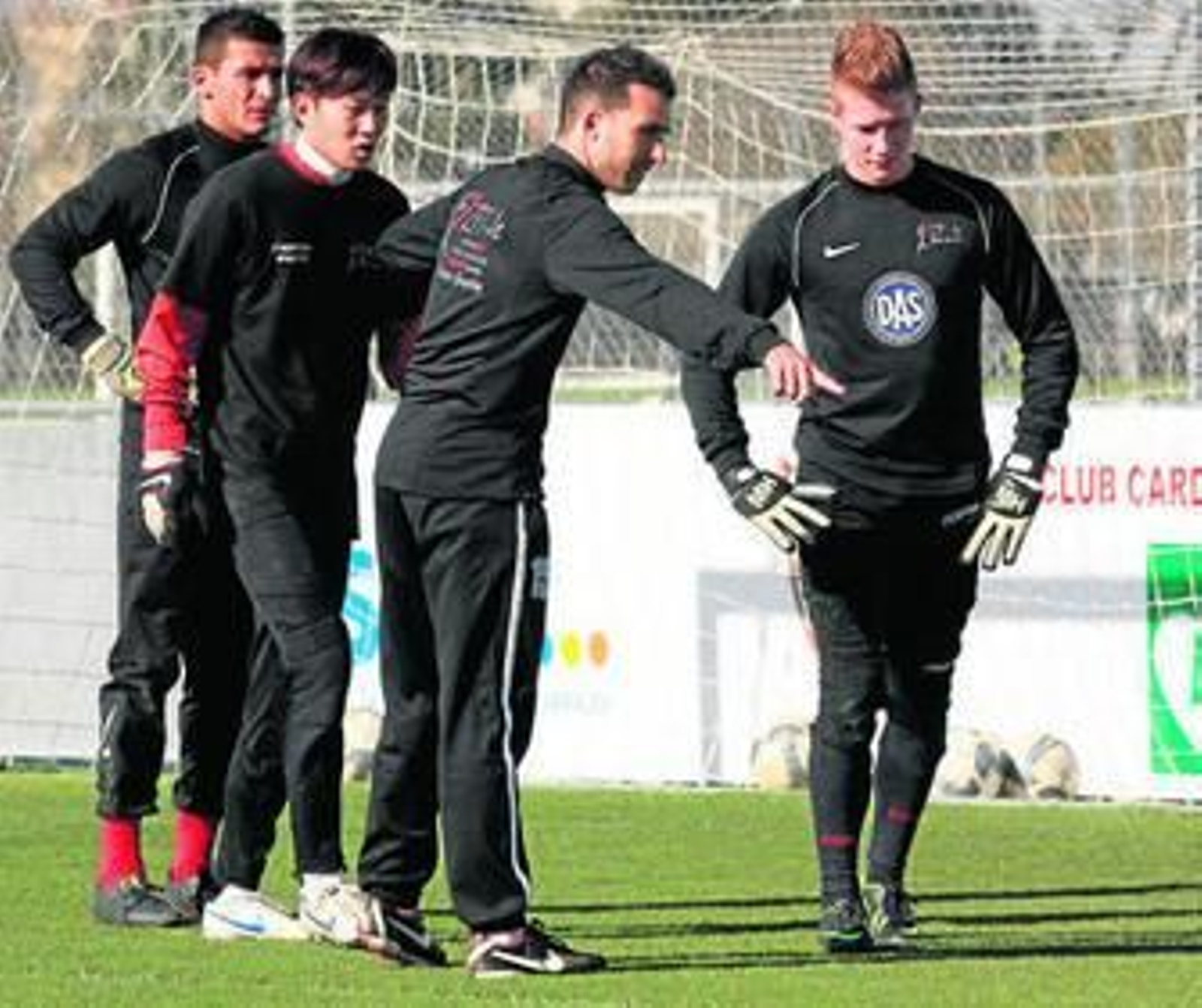 Arturo da instrucciones a jóvenes porteros en el campus que celebró en enero en Sevilla.