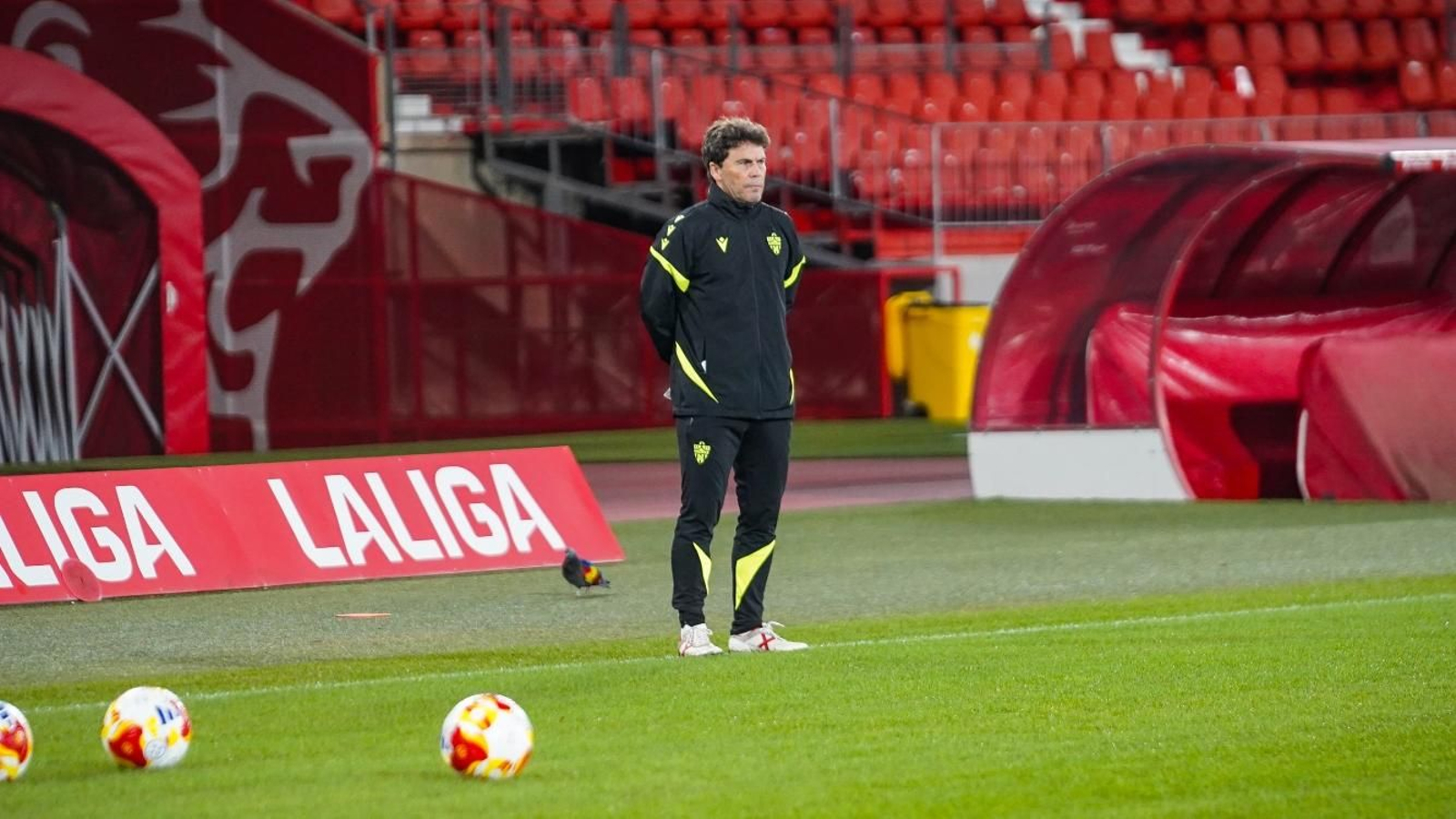 El técnico catalán observa a su equipo en una de las sesiones de la semana.