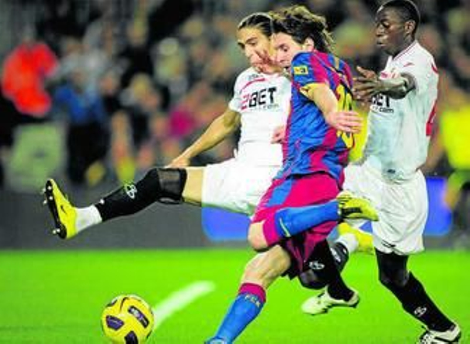 Cáceres (izquierda) intenta tapar un disparo de Messi.