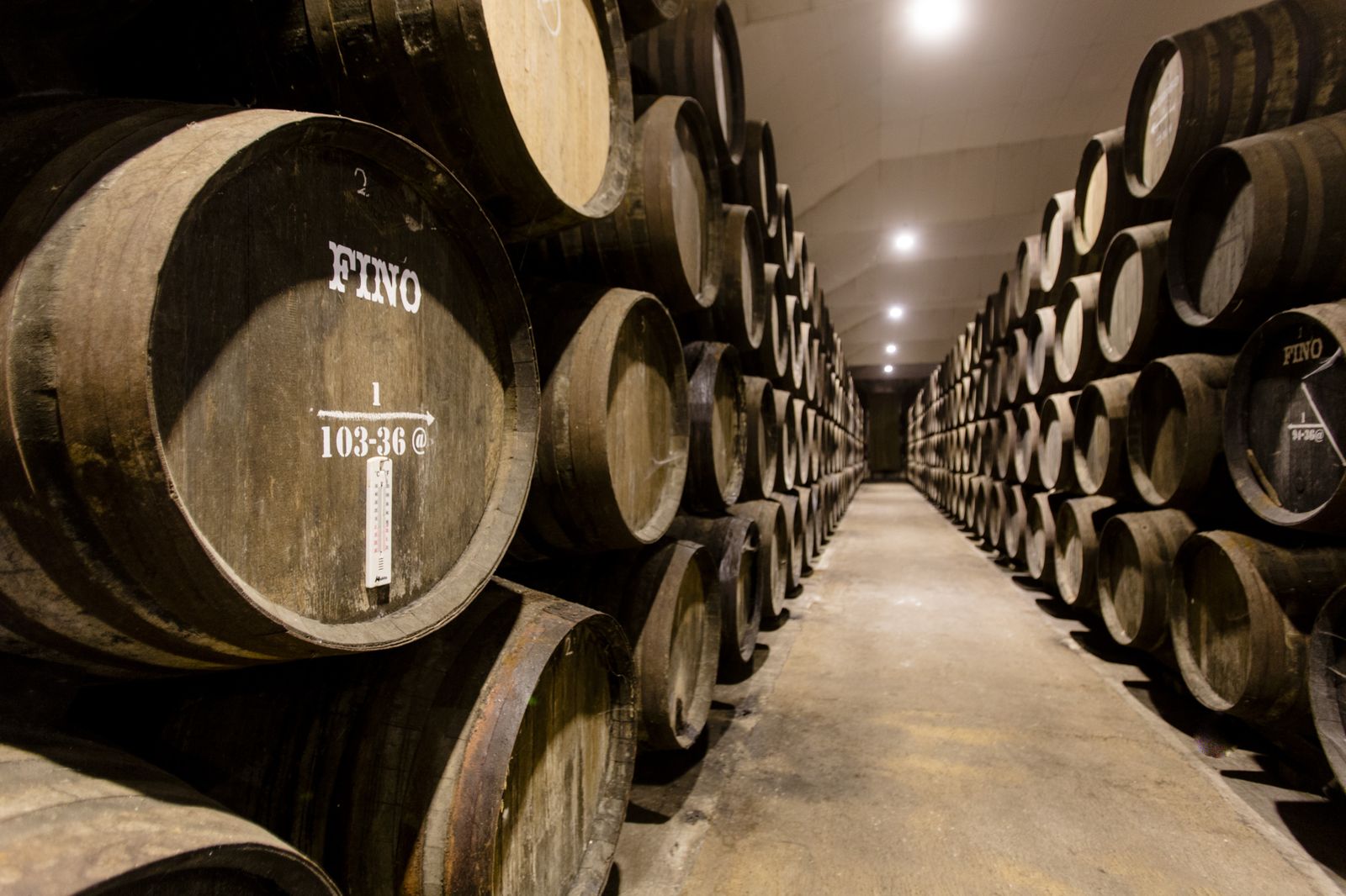 Botas de vinos de Chiclana dispuestas en el clásico sistema de criaderas y soleras.