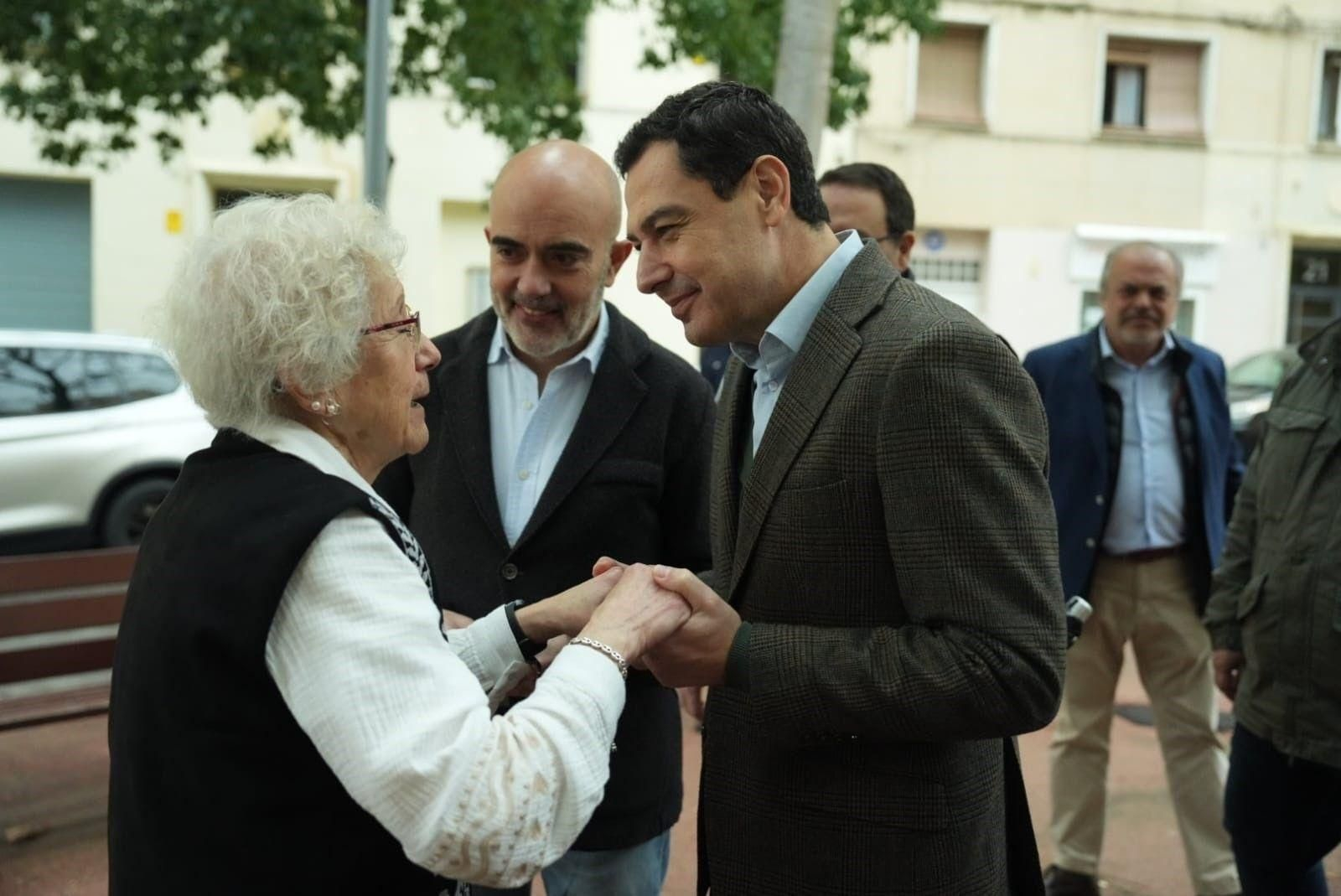 El presidente de la Junta de Andalucía, Juanma Moreno, en su visita al Mercado de Provençals.