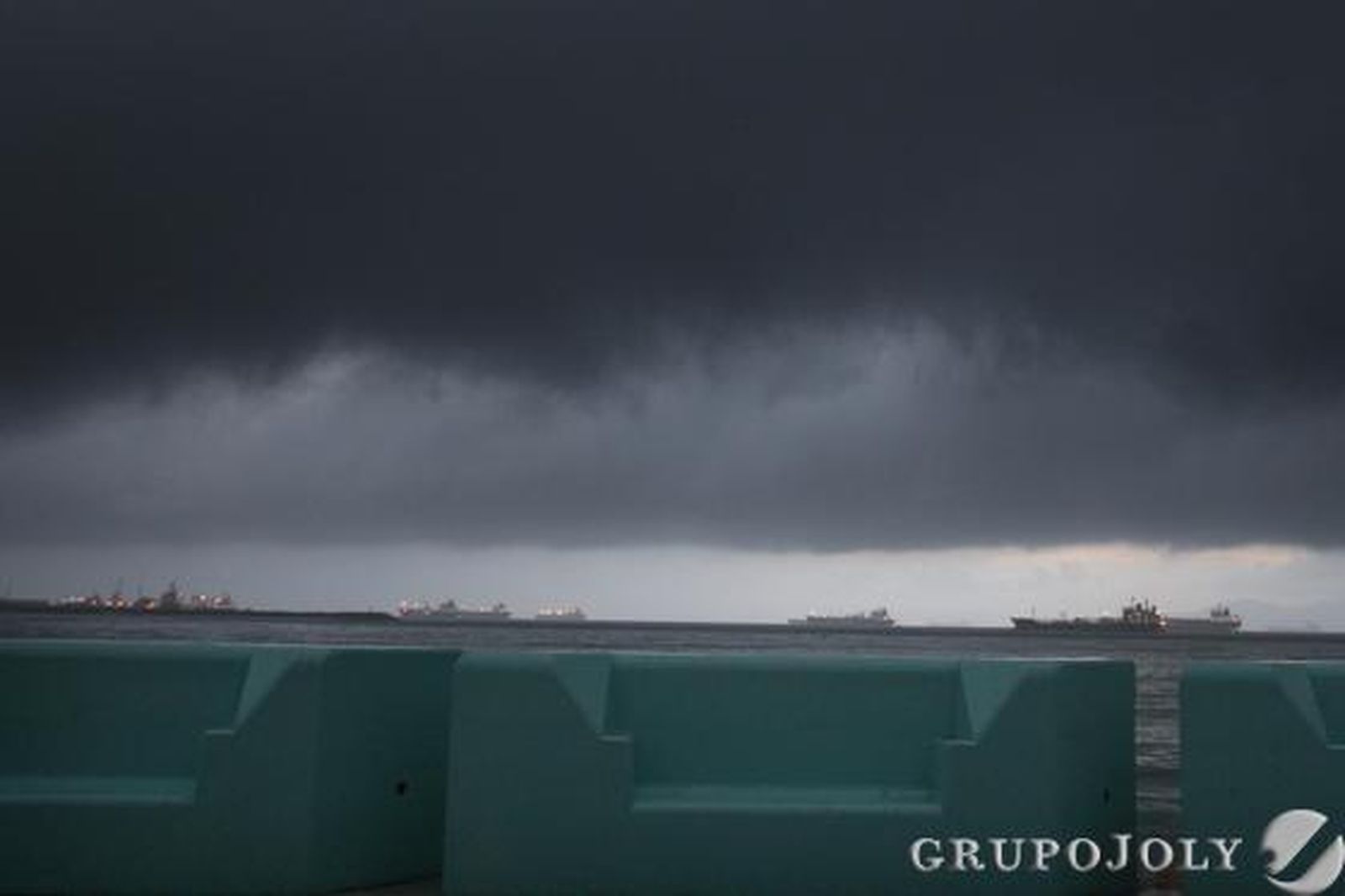 Los bomberos realizan más de treinta intervenciones por achique de agua en apenas cinco horas, sobre todo en La Línea y Algeciras./Fotos:Fran Montes/Paco Guerrero

Foto: Fran Montes/Paco Guerrero
