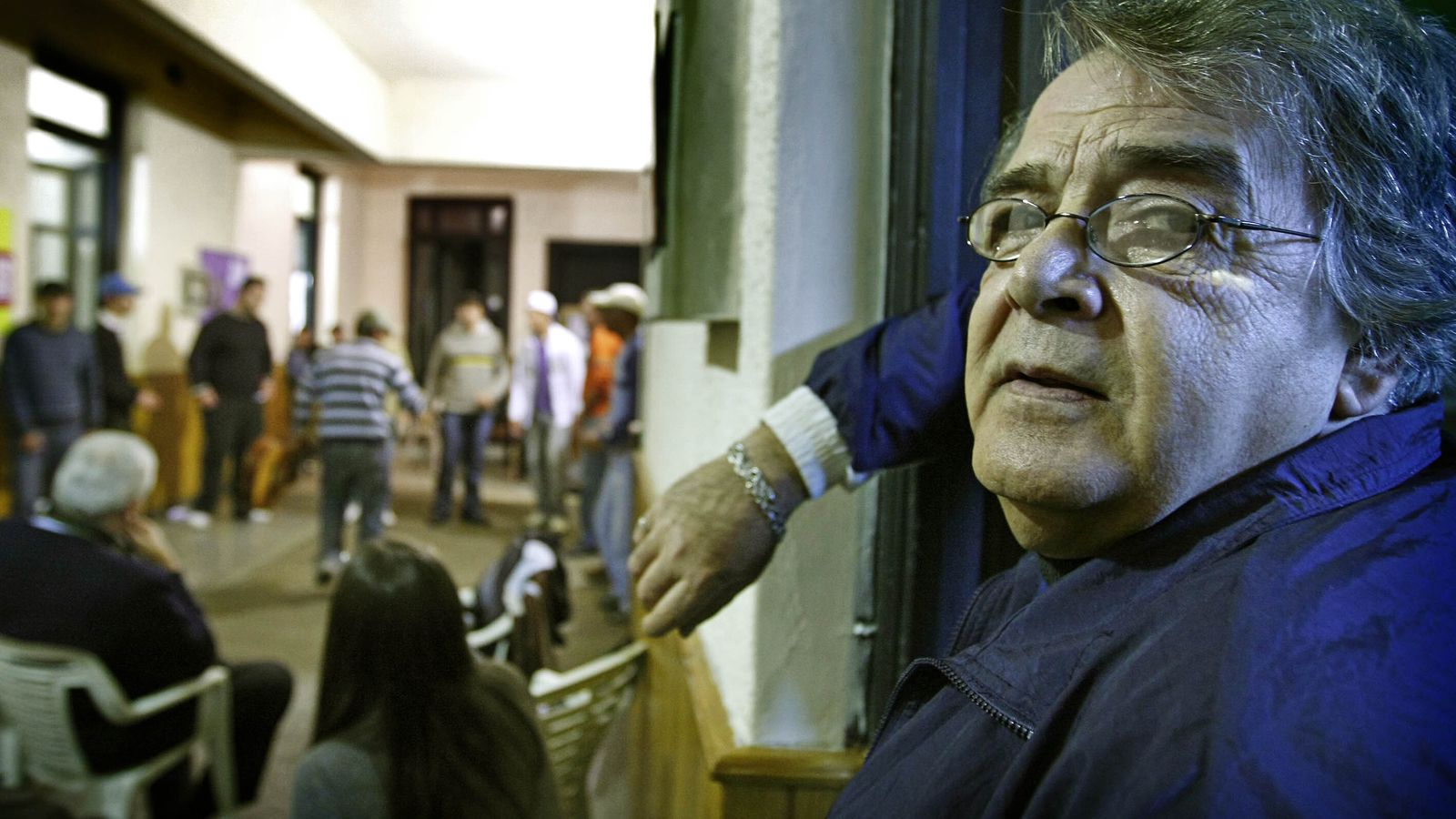 'Catusa' Silva en el local de ensayo de su murga cuando recibió a la delegación gaditana en septiembre de 2009.