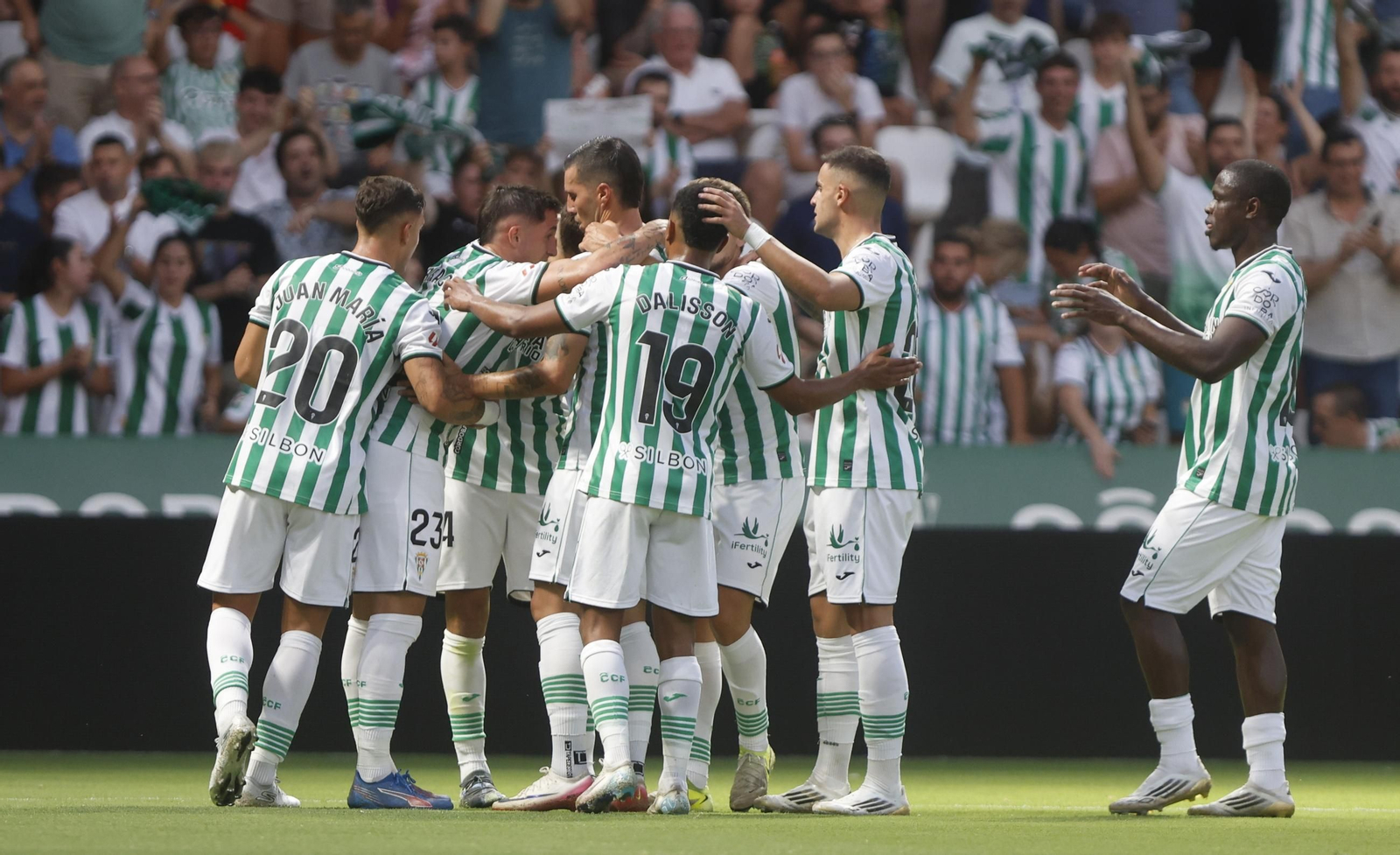 Los jugadores del Córdoba CF celebran el gol de Pedro Ortiz.