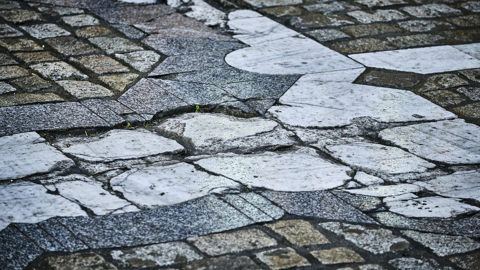 Estado del pavimento en plaza de la Catedral