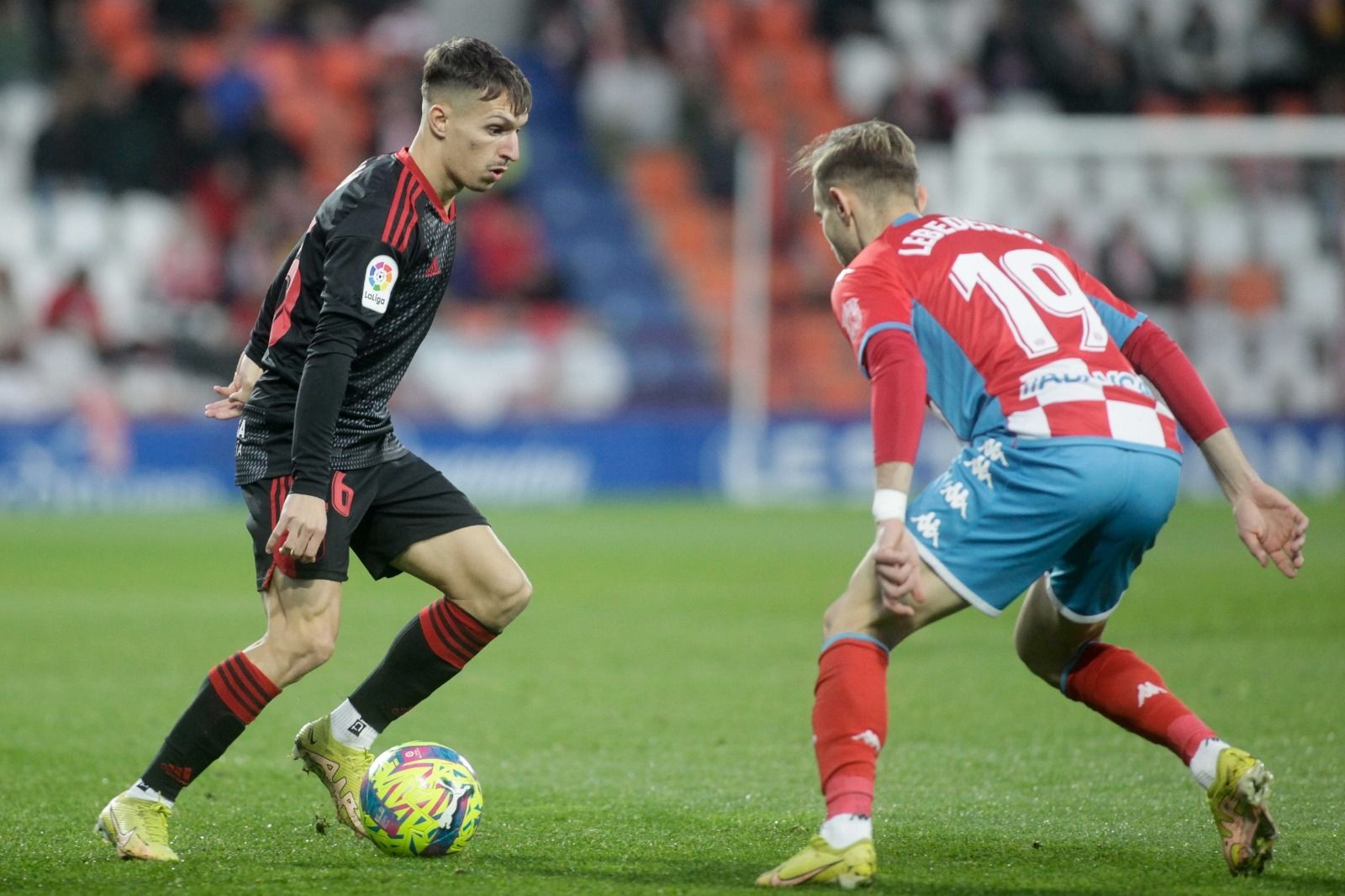Bryan Zaragoza encara a un jugador del Lugo en el choque de la primera vuelta.