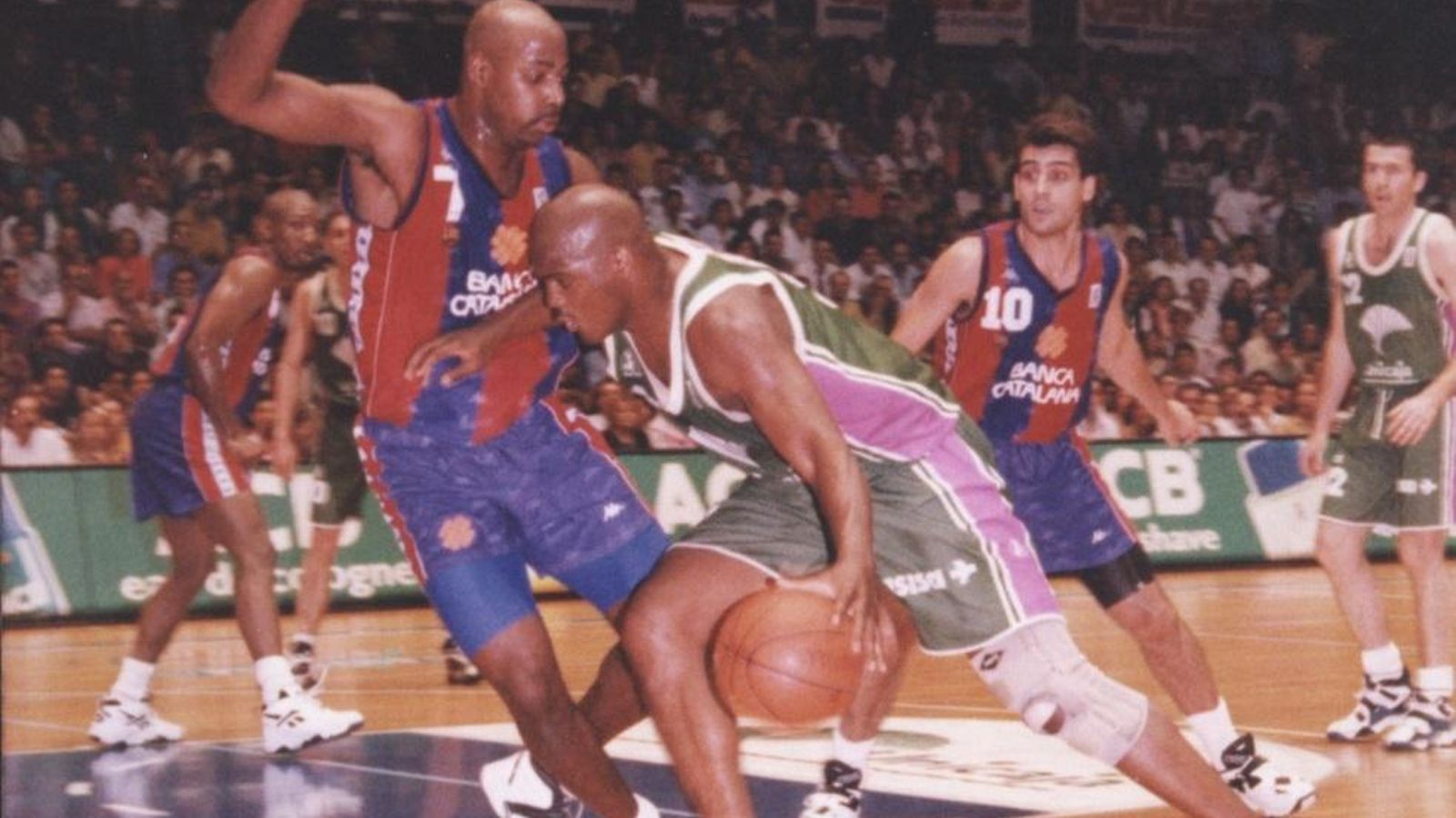 Mike Ansley ataca a Larry Middleton.