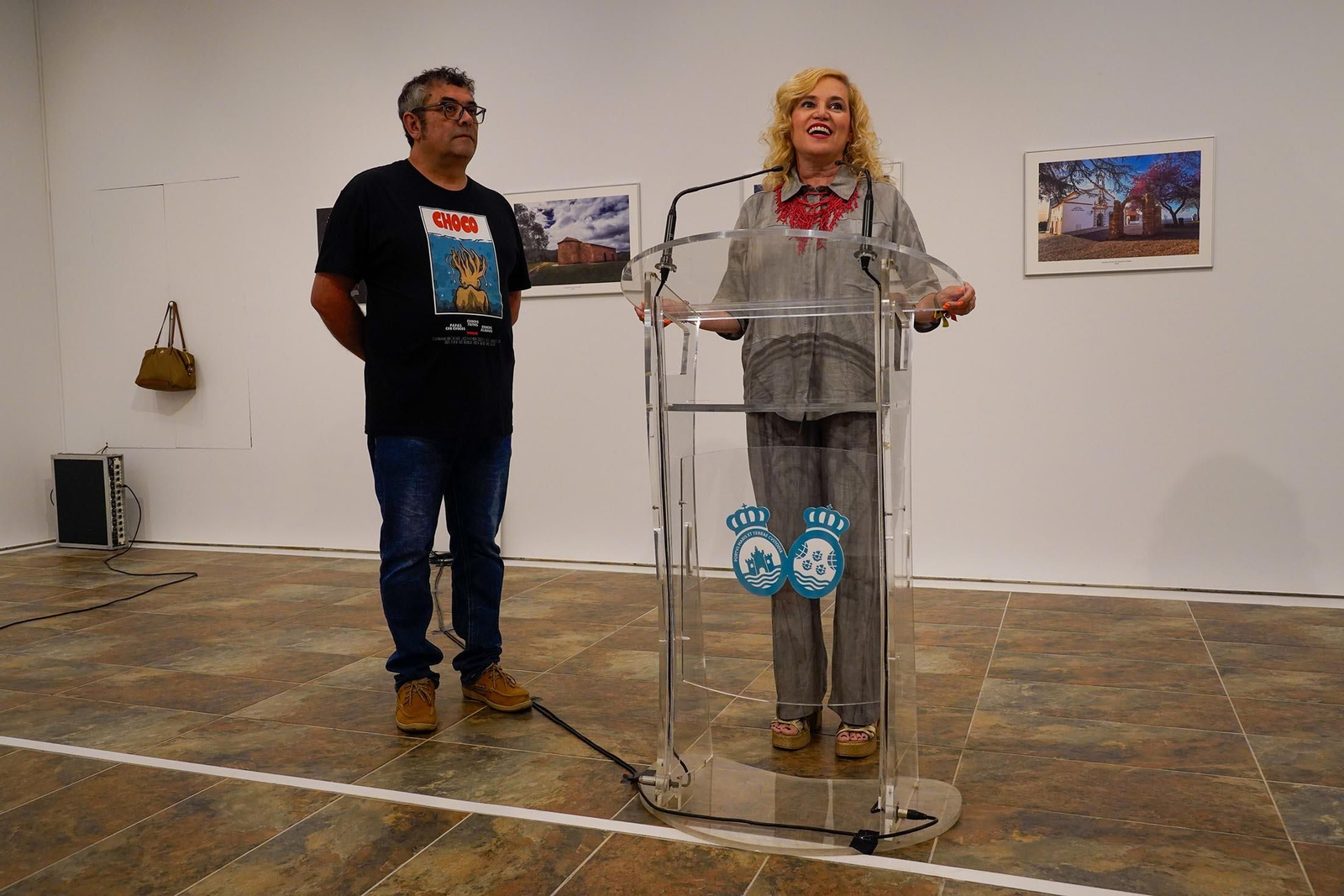 Imágenes de la inauguración de la exposición 'Ermitas de repoblación en la Sierra de Huelva' por La diputada de Cultura, Gracia Baquero, y el autor de la exposición, Jorge Garrido.