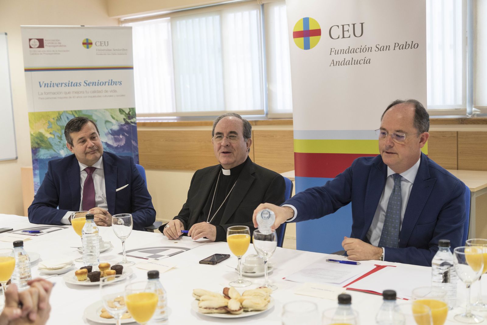 Juan Carlos Hernández, director general del CEU; el arzobispo de Sevilla, monseñor Asenjo; y Enrique Belloso,  director de Relaciones Institucionales y Comunicación de CEU Andalucía, durante el acto.