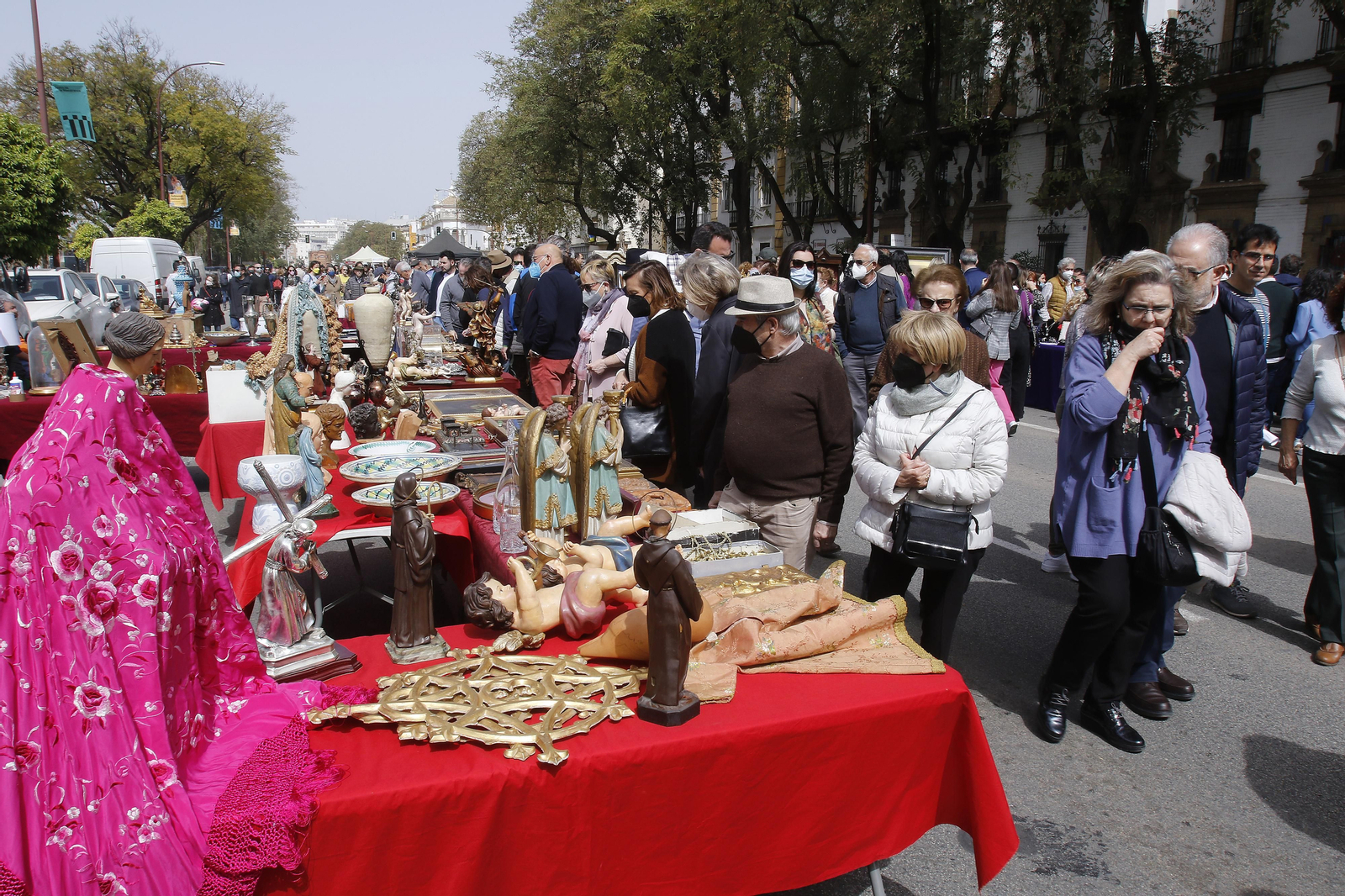 CORTE DEL PASEO COLON CON MERCADILLOS Y COLOCACION DE FLORES