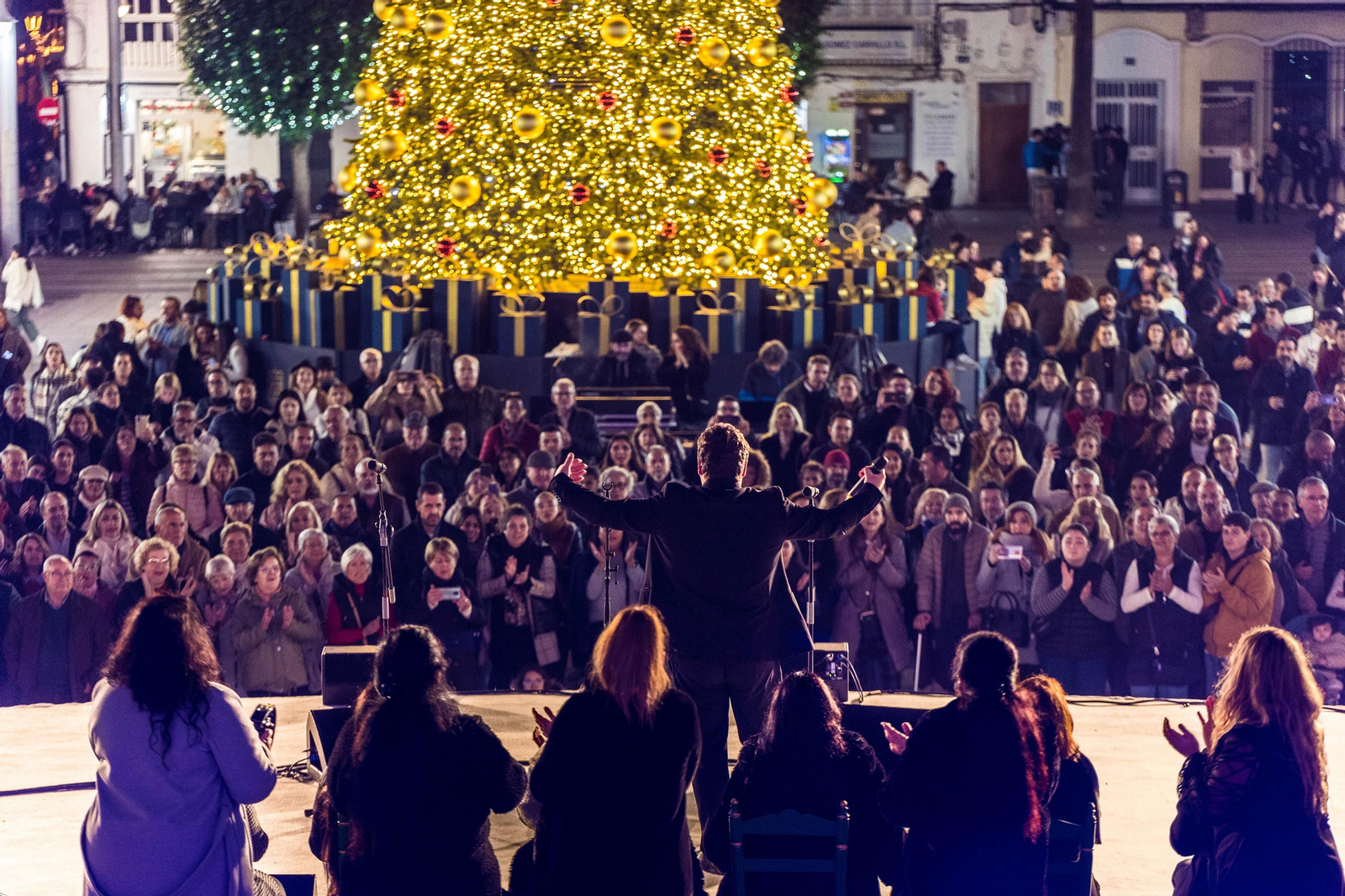 Doble sesión de zambombas navideñas en la plaza del Rey de San Fernando