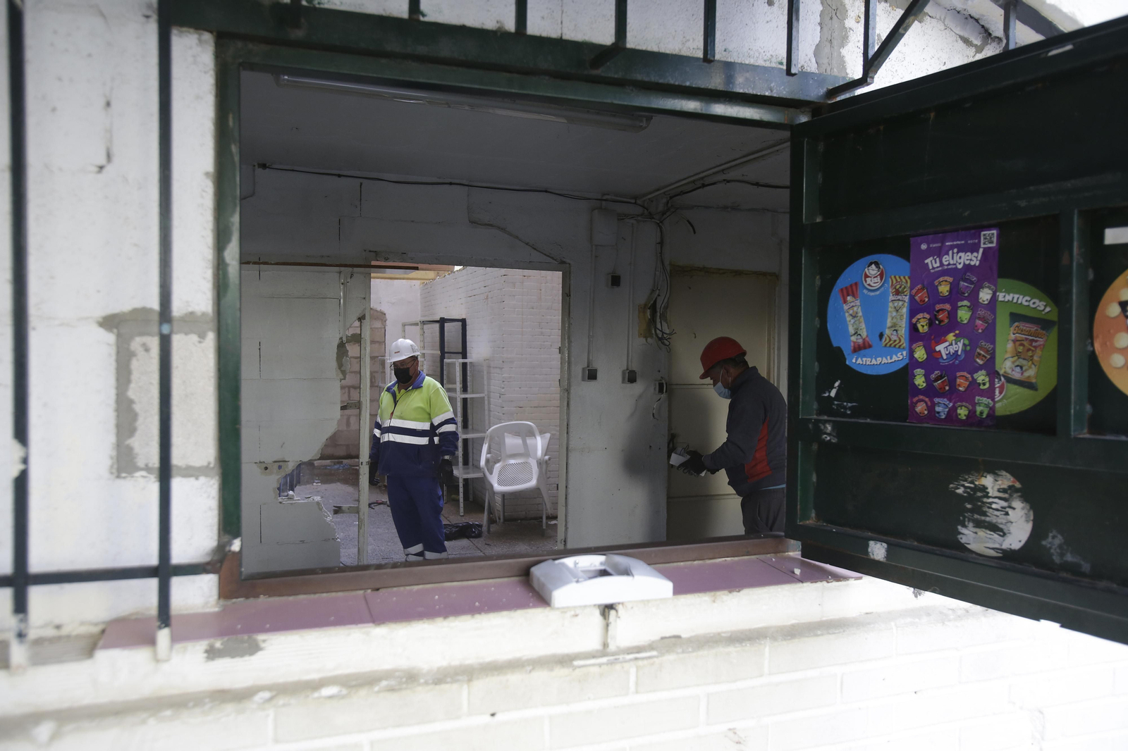 Demolición de muros y patios ilegales en las tres mil viviendas