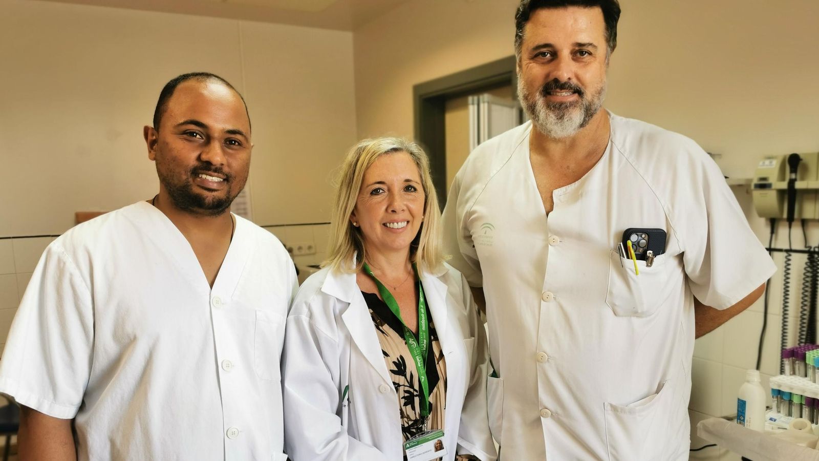 La directora gerente del Valme, Inmaculada Vázquez, en la acogida al sanitario etíope para su rotación en el servicio de Urgencias acompañados por el 'team leader'del proyecto internacional y urgenciólogo del hospital sevillano, Alberto Oviedo.