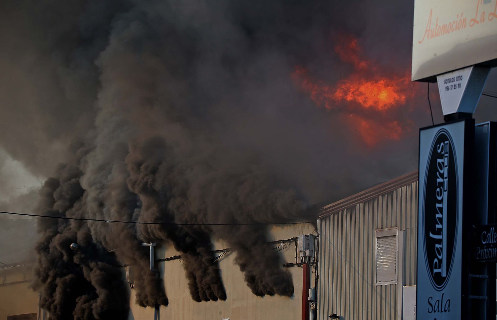 Imágenes del incendio de la nave de pinturas del polígono industrial Zabal Bajo en La Línea