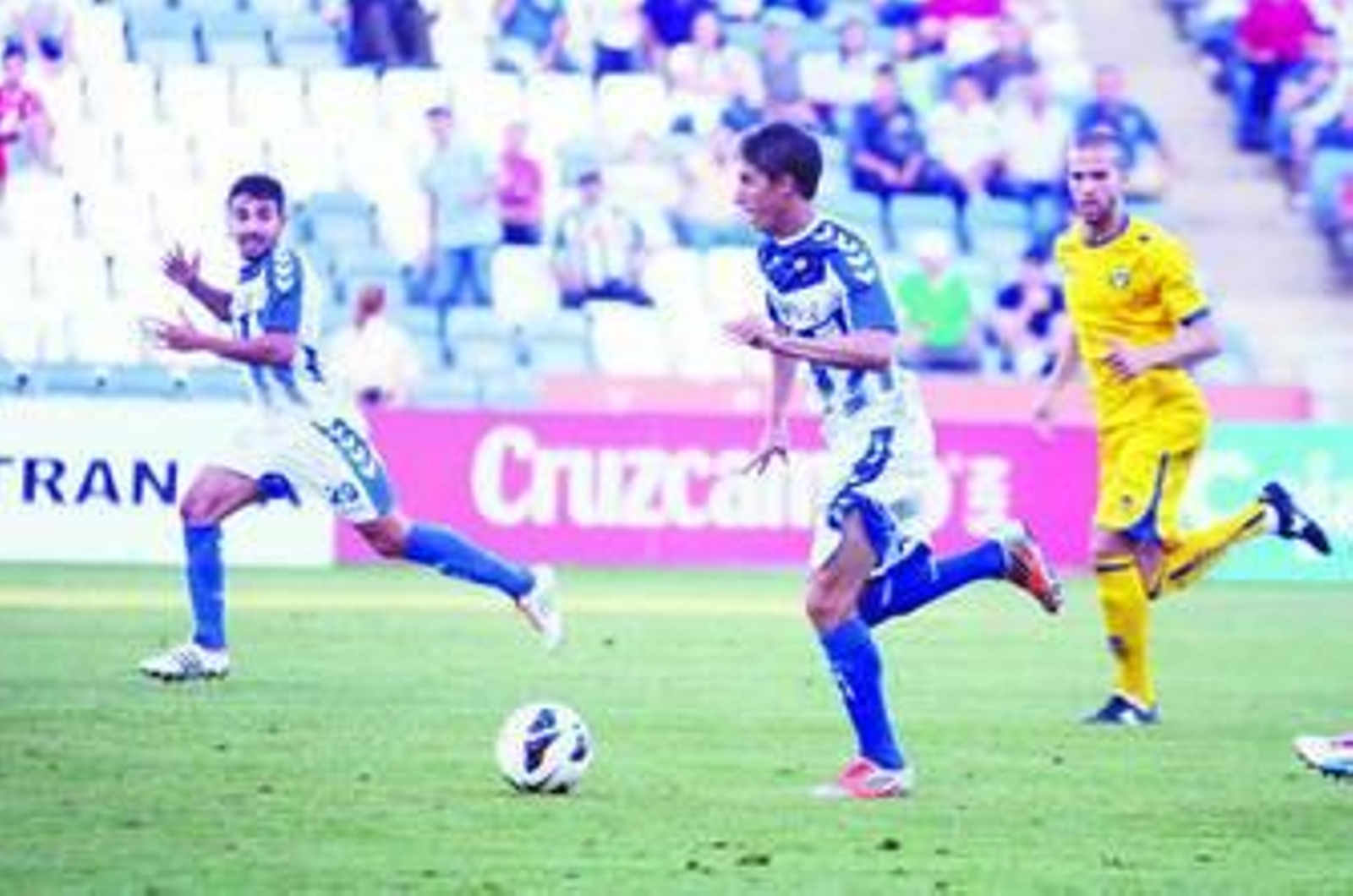 recibió el balón para encarar a Manu, ex del Recre; el argentino vio mejor situado  a Chuli, que solo tuvo que empujar la pelota para hacer el gol.