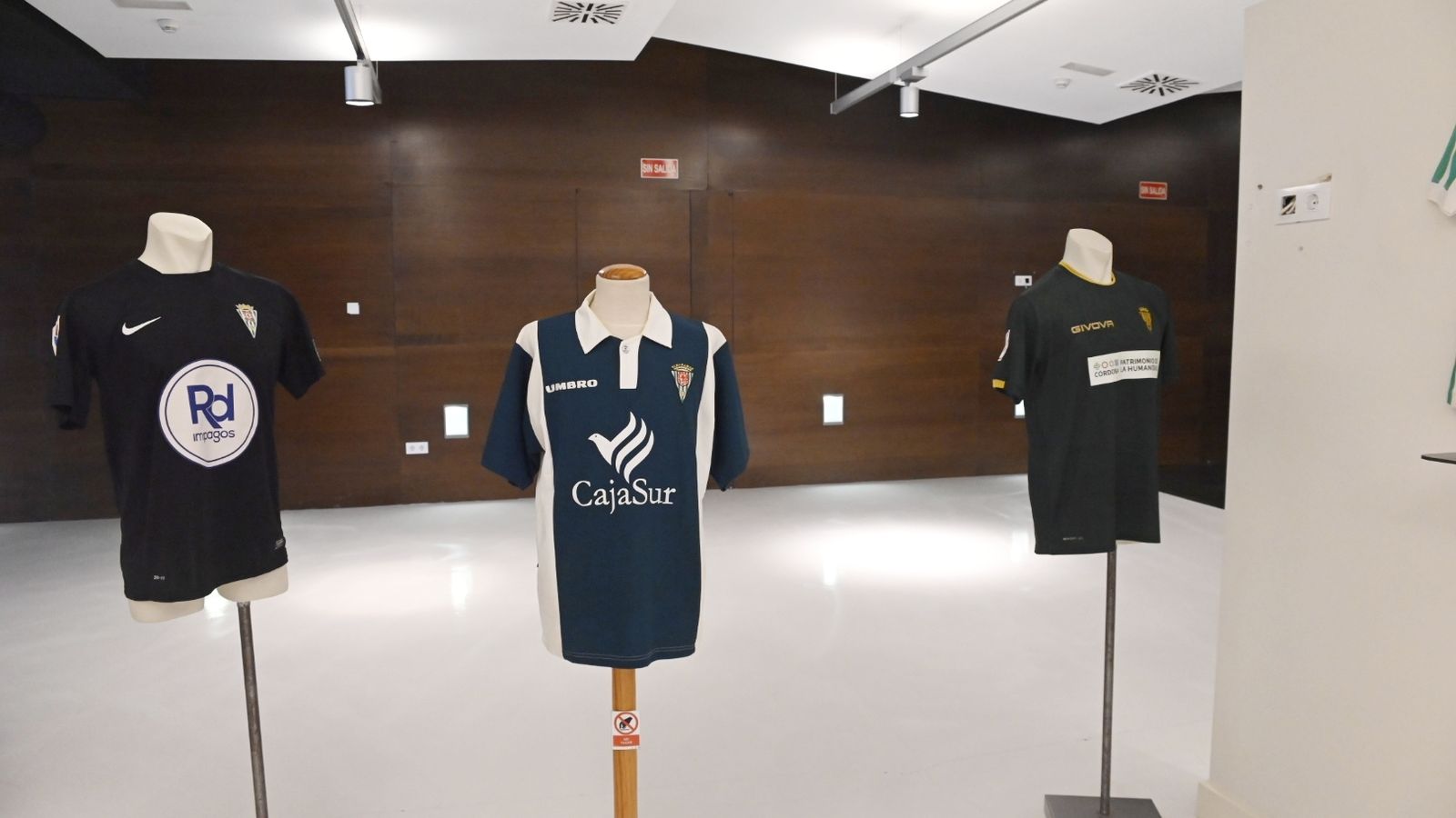 Las camisetas de los ascensos de Las Palmas, Cartagena y Mérida.