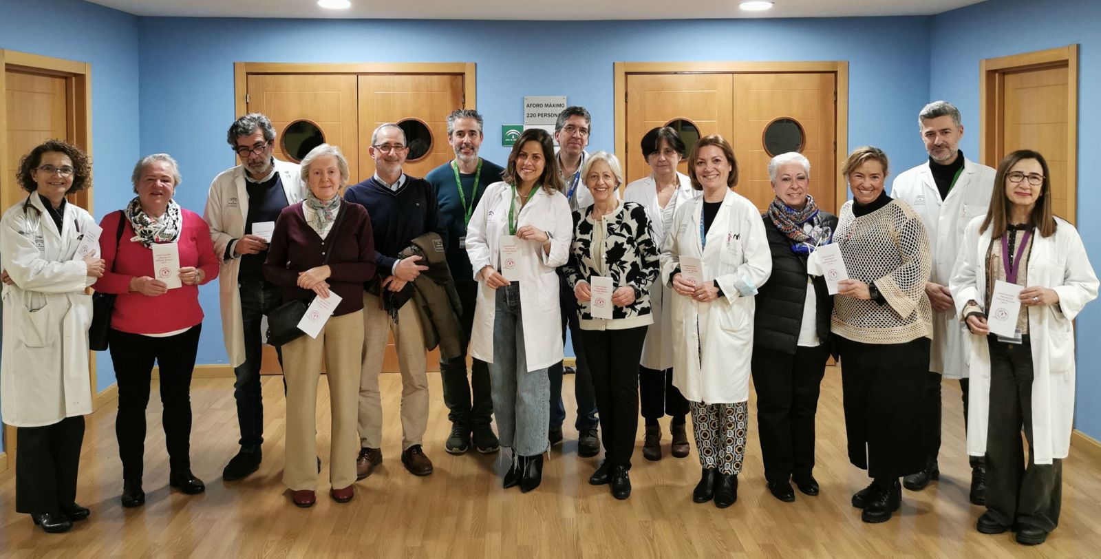 Equipo directivo con representación de la asociación y de los servicios clínicos implicados en el proceso de salud del cáncer de mama.