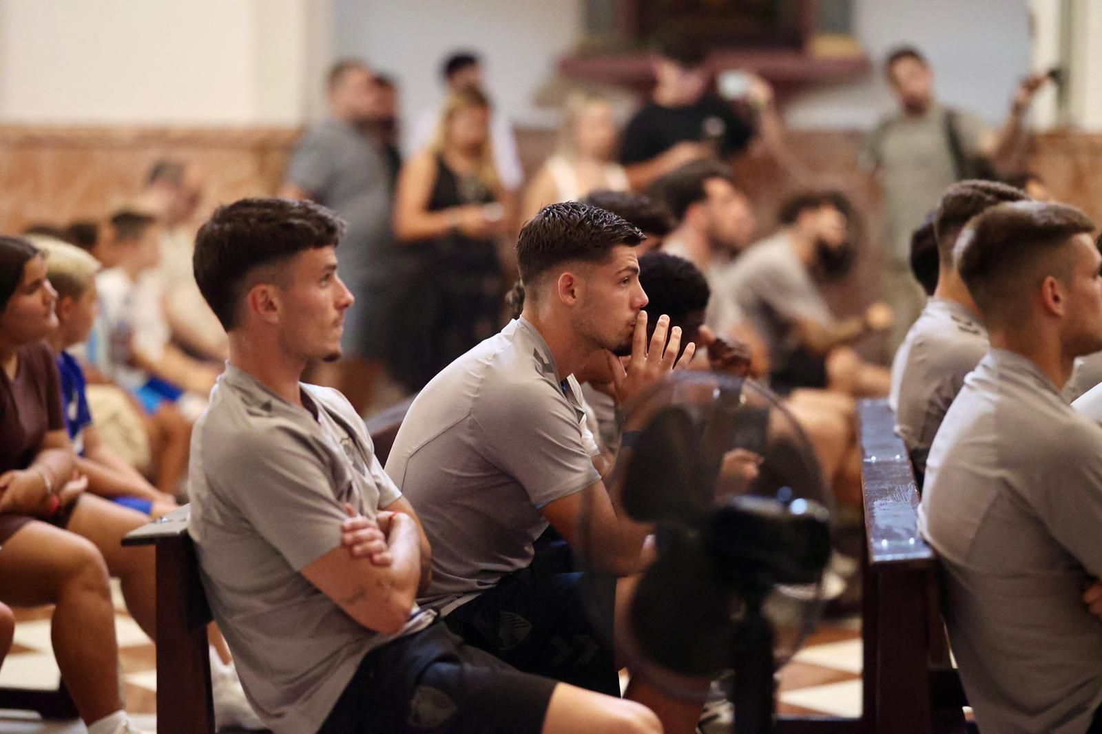 La ofrenda del Málaga CF a la Divina Pastora, en fotos