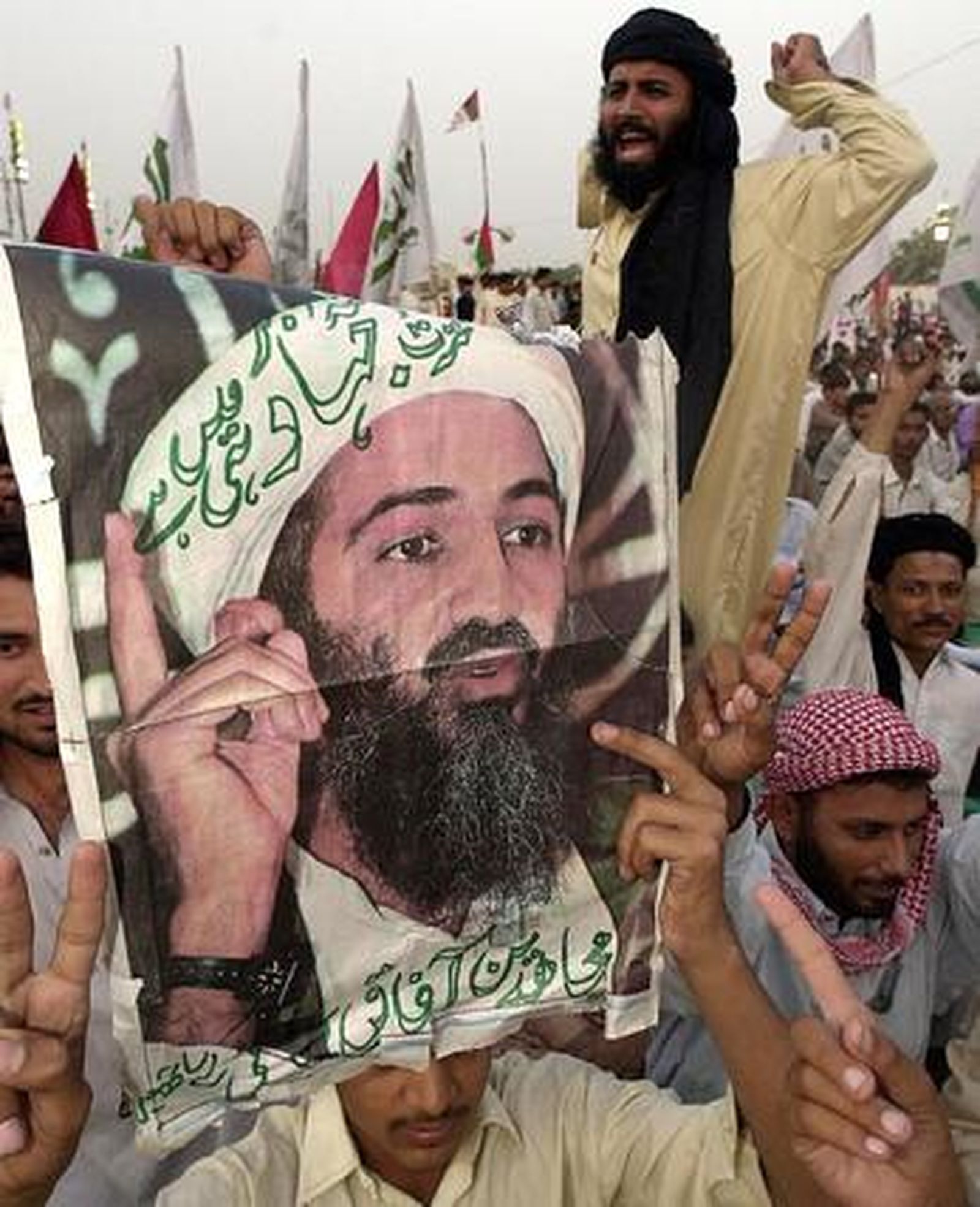 Varios simpatizantes de Osama Ben Laden portan una imagen de su líder.

Foto: AFP/Reuters/EFE