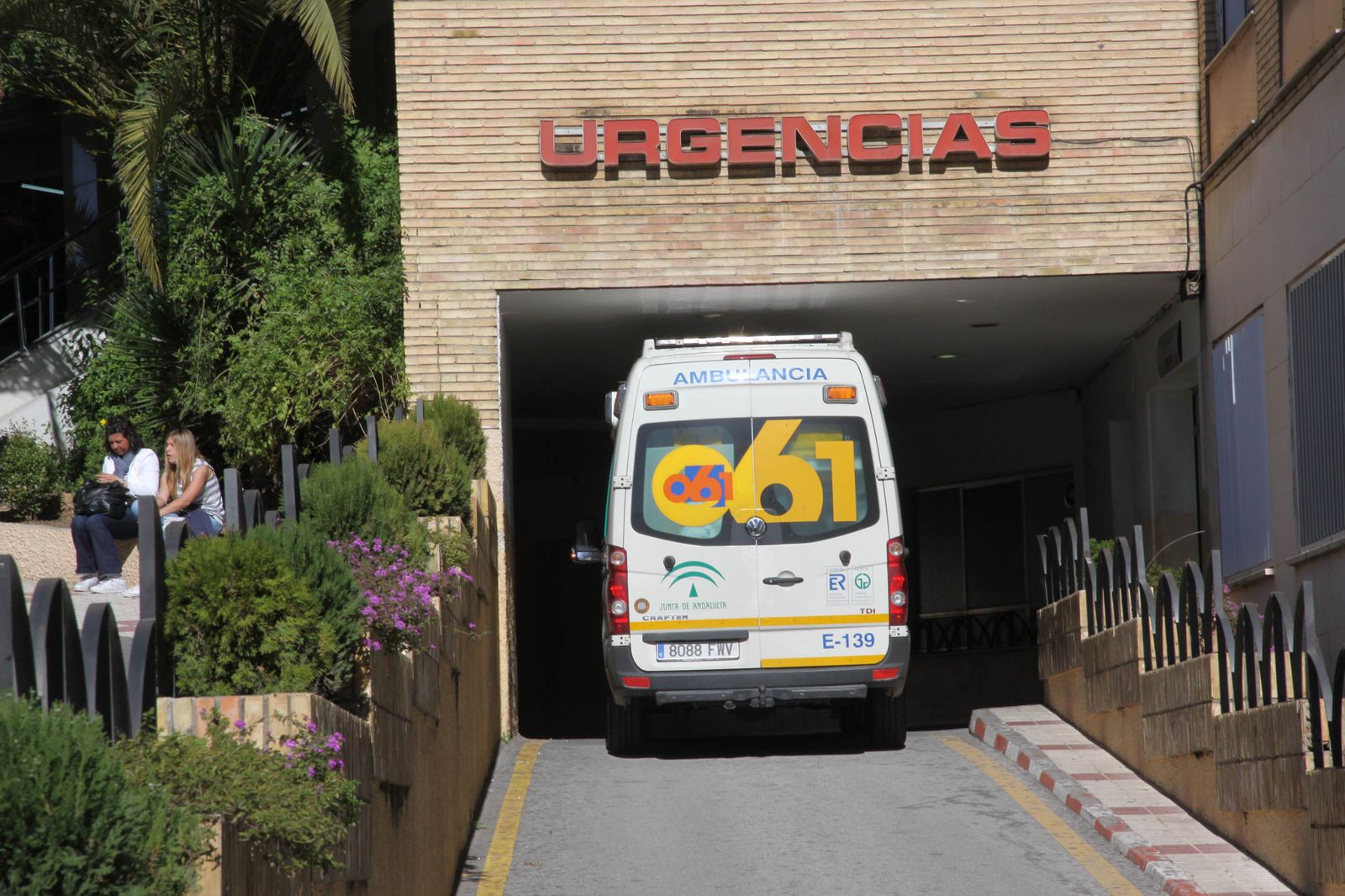 Una ambulancia del 061 en las urgencias del Hospital Regional.