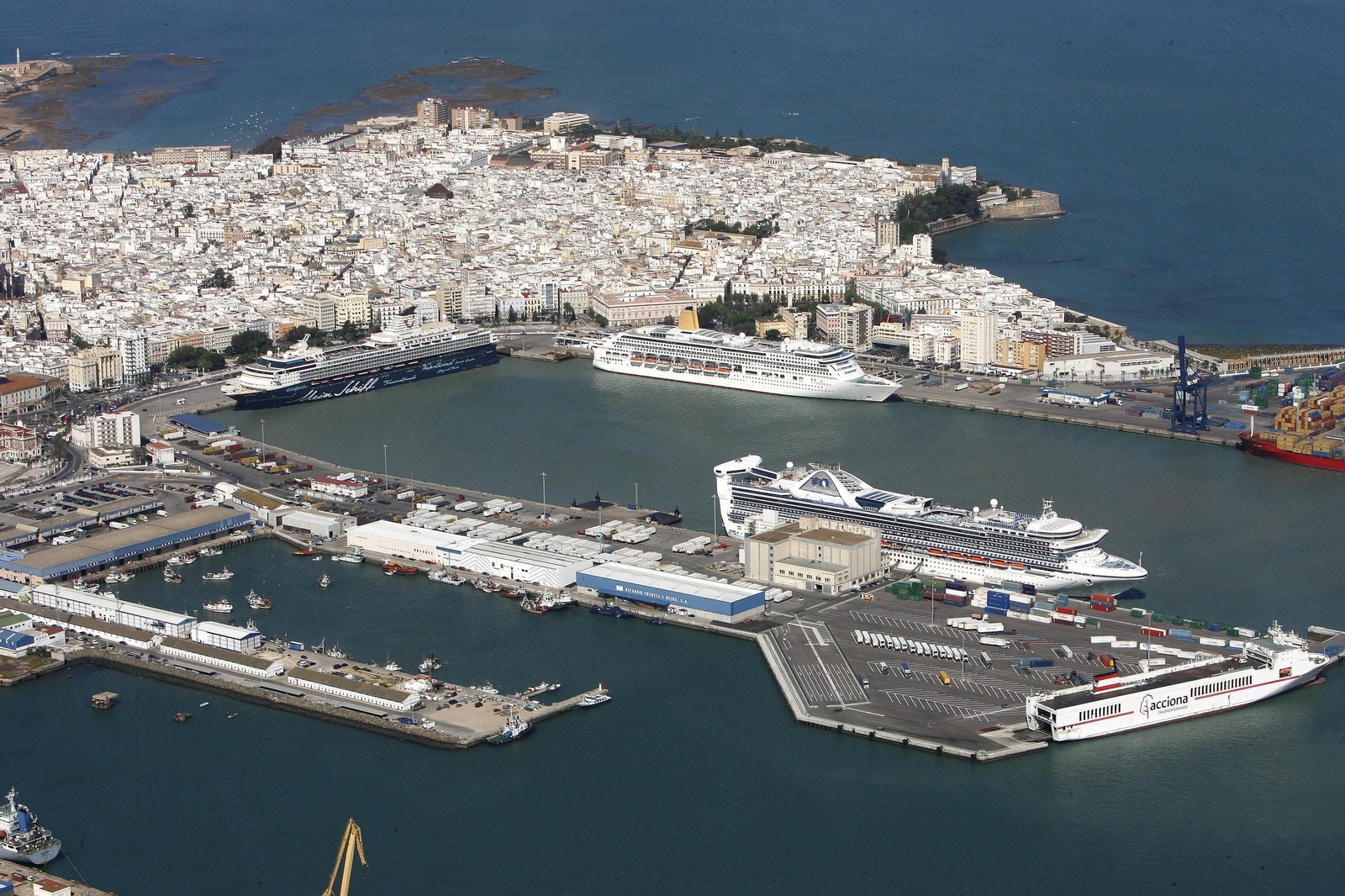 Vista aérea del puerto de Cádiz con varios cruceros en su Muelle Comercial.