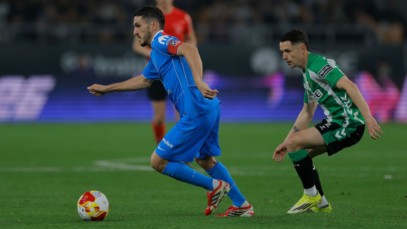 Fidalgo trata de presionar a Koke.