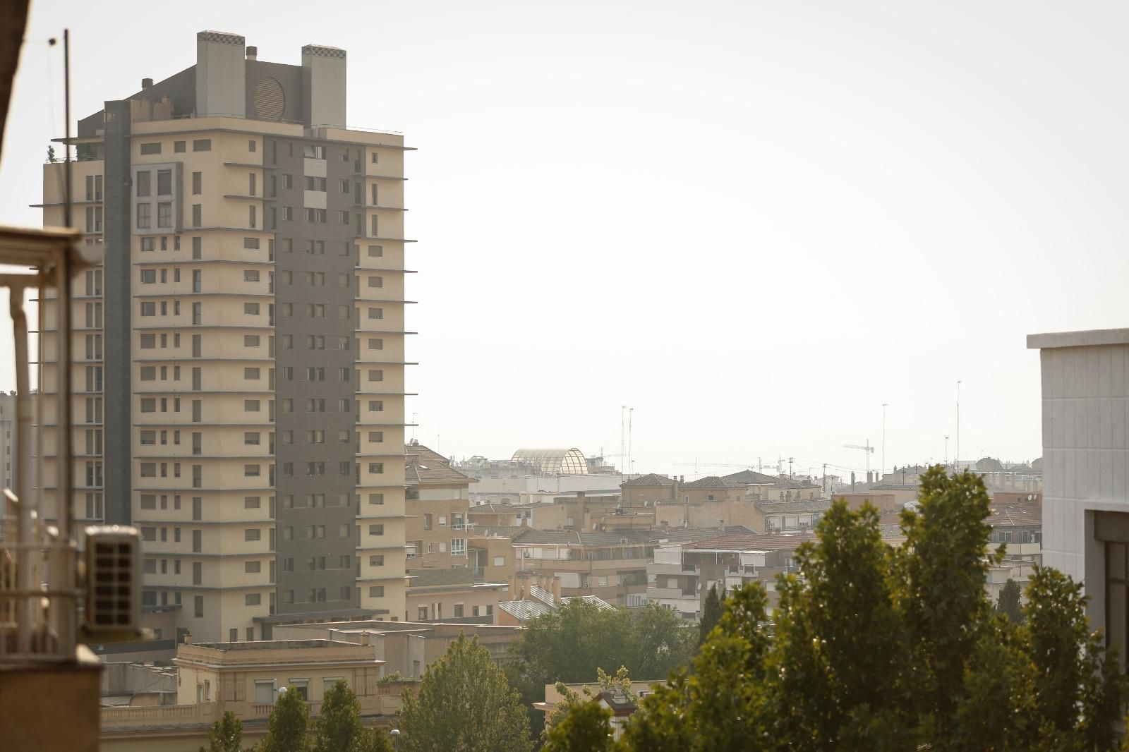 El humo de los incendios repartidos por el país cubre Granada: las imágenes