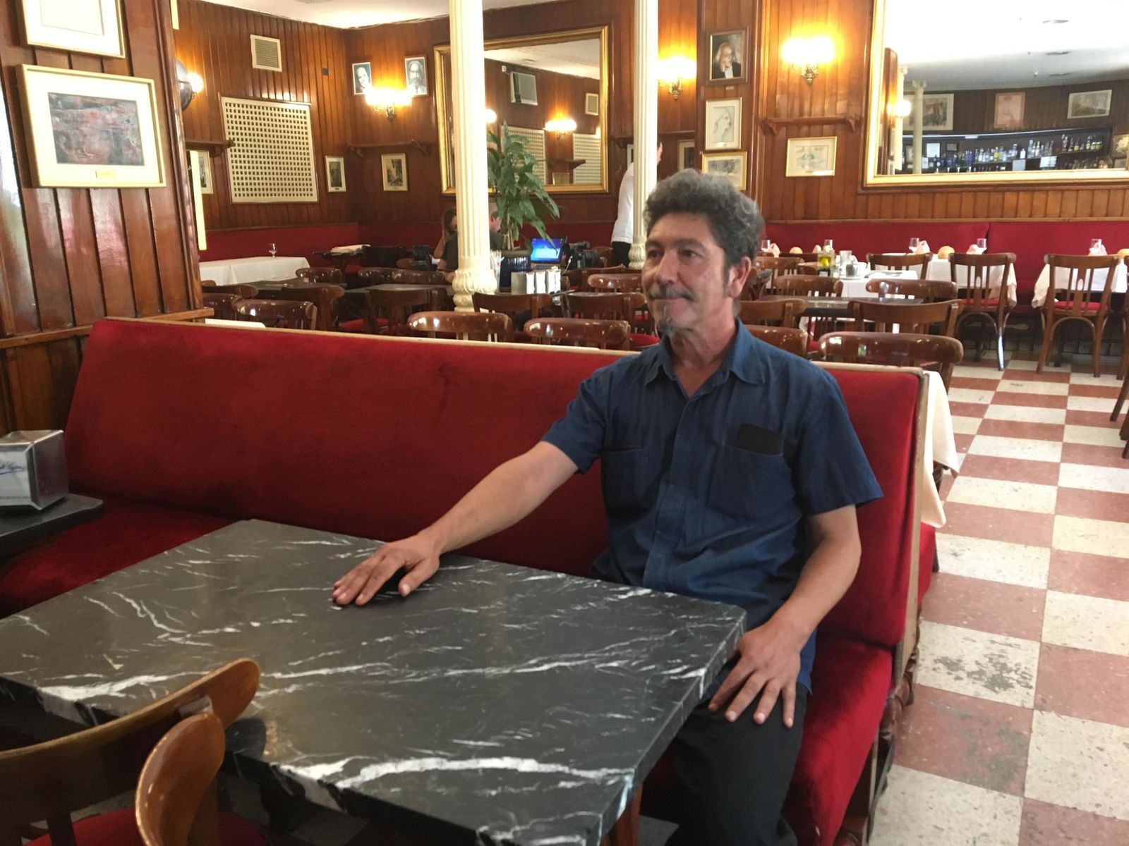 Pedro A. González (Calzada de Calatrava, 1960), retratado en el Café Gijón de Madrid.