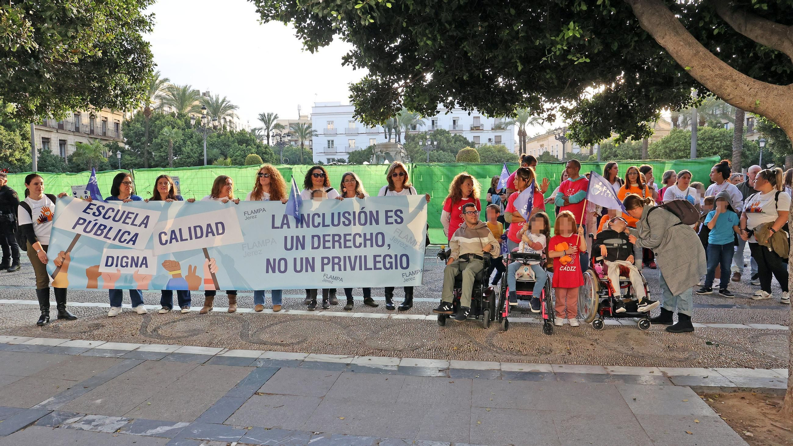 Manifestación de la Flampa de Jerez contra las faltas de recursos por necesidades especiales