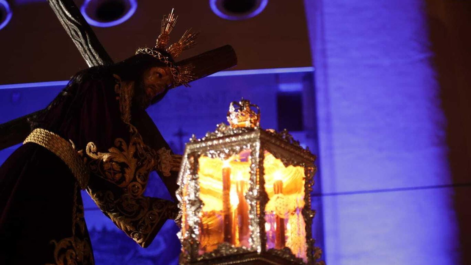 La imagen de Jesus Nazareno, por la calle Real.