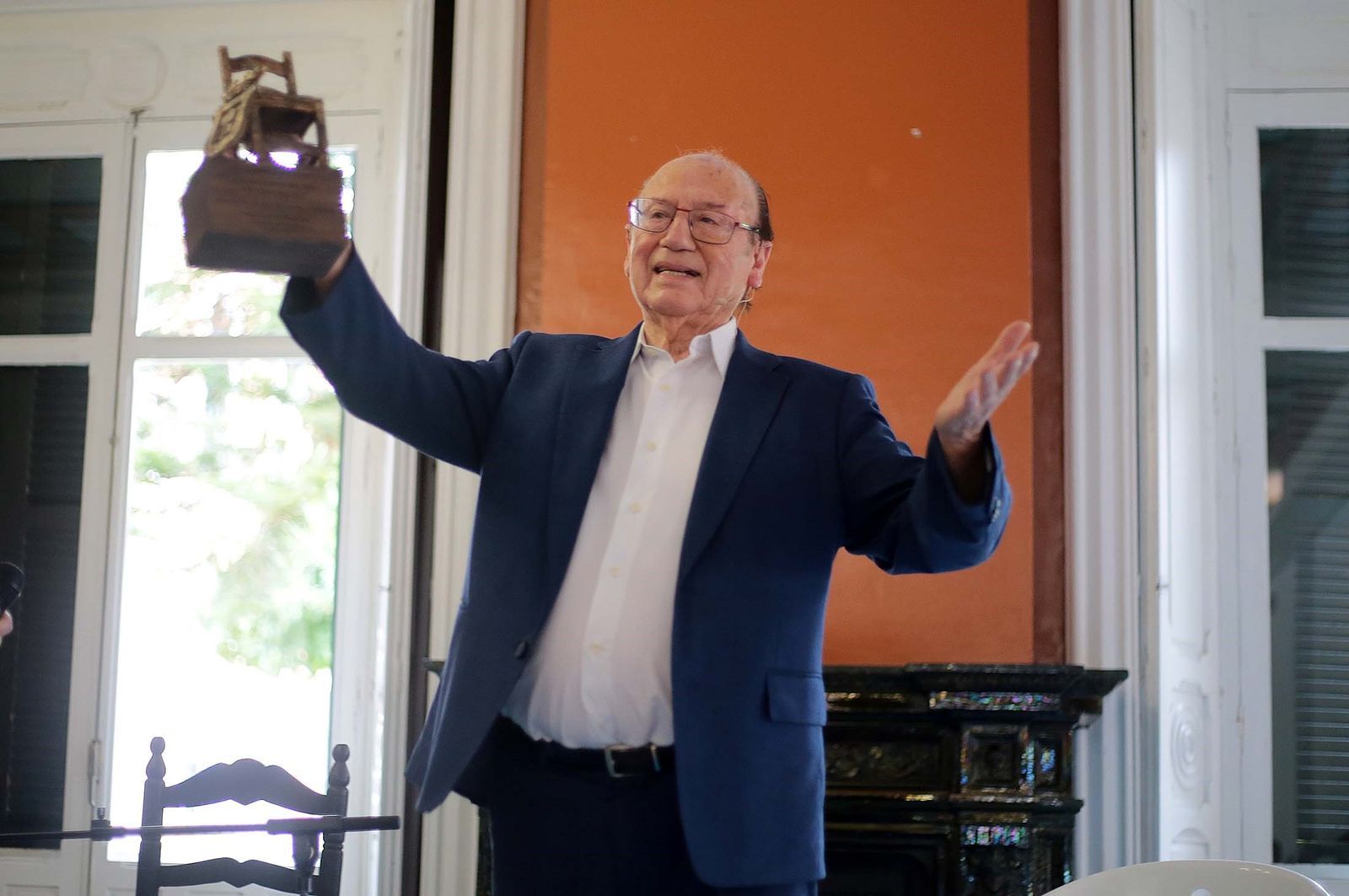 F DE FOSFORITO. El cantaor Antonio Fernandez Díaz, "Fosforito", murió en Málaga el 13 de noviembre a los 93 años. El año en que se conmemora el 15 aniversario de la proclamación del flamenco como Patrimonio Inmaterial de la Humanidad por la Unesco, se fue uno de los grandes del cante y un defensor de la pureza de este arte.